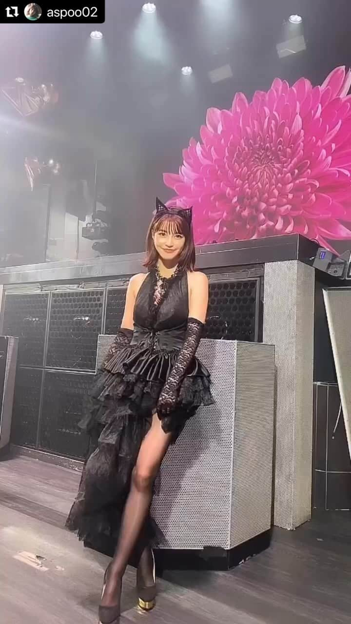 緑川ミラノのインスタグラム：「#岸明日香　姫 リポストさせていただきます🐈‍⬛  【👠スタイリング担当しました】  #岸洋佑　 @yosukekishi_official  #ついてnothing #popyou #本日発売  #20230627  MVご覧になっていただけましたか？アルバム発売おめでとう㊗️ ございます‼️  【お衣装について】  明日香姫には BabyDollTokyo オリジナル コルセットドレス @corset8beauty  アシンメトリーバージョンを ご着用いただきましたよ🐈‍⬛  ⭐️コスプレ過ぎず、正統派過ぎず。  それでいてセクシーでPOP⭐️ そんなワード、をポイントにスタイリングのコーデを決めていきましたよ。  🕷👠 #charlotteolympia   誰かに自分の閃いたコーデを着ていただきシックリきたときの心の達成感たるや🌹  ❣️❣️❣️スタイリングって 愉しい❣️❣️❣️  明日香姫にも喜んでいただけて とても嬉しかったです🐈‍⬛👗   @aspoo02 with @use.repost ・・・ 動画🐈🐈🐈  - - - - - 🥀🥀🥀 - - - - -  Hair make💄@c_creepers   - - - - - 🥀🥀🥀 - - - - -  《 ABOUT 緑川ミラノ 》 日常にセクシーとゴージャスを🫦🌹 オンラインセレクトショップ 「Baby Doll Tokyo -mirano BOTE-」運営  天然バロックパールのアクセサリーショップ 「Freya-フレイヤ-」でも女性の美を応援中💋  不定期開催のポップアップストアなどについて まとめてあります🖤  スタイリスト、スタイリング コーディネート提案✨ コルセット・着用体験ライブトークショー⌛️ お仕事のご依頼はお気軽にDMで💌✨  - - - - - 🥀🥀🥀- - - - -  #緑川ミラノ #マダムミラノ #美と退廃 #コルセット #コルセットコーデ #フェティッシュ #フェティッシュファッション #corset  #fetish #corsetdress」