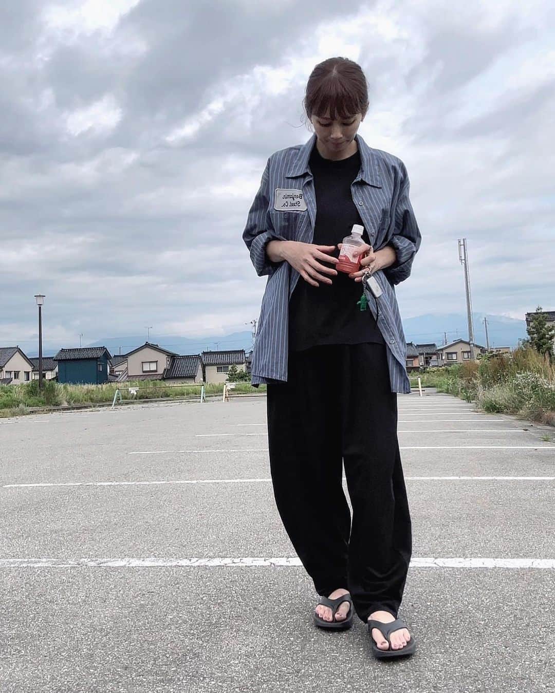 山本明果さんのインスタグラム写真 - (山本明果Instagram)「⠀ ⠀ ⠀ ⠀ 🎣☁️ ⠀ ⠀ shirt / #古着 pants / #seable shoes / #oofos  ⠀ ⠀ ヒラメちゃん 捌くの簡単だったよ。 ⠀ ⠀」6月27日 9時43分 - sayaka__sea