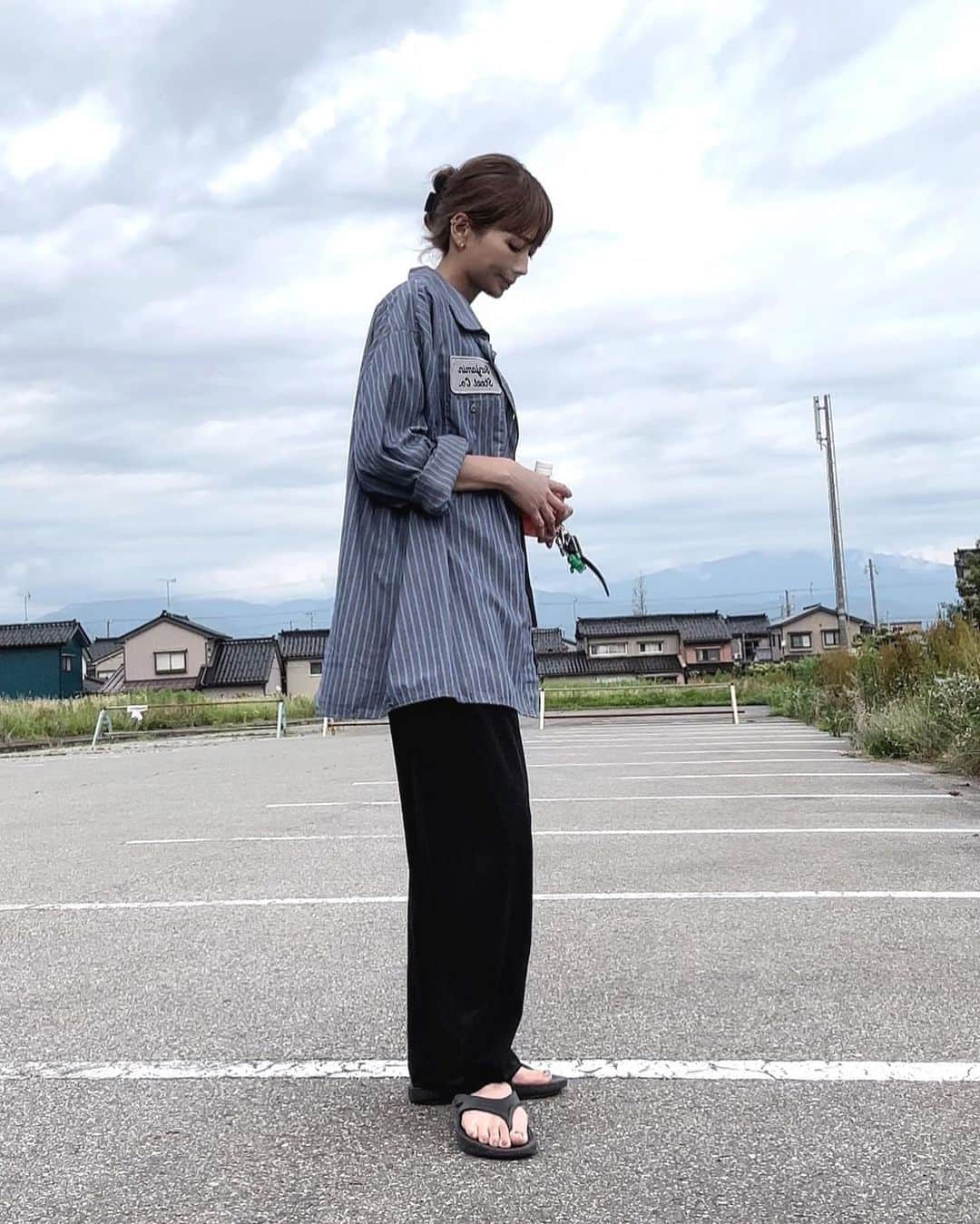 山本明果のインスタグラム：「⠀ ⠀ ⠀ ⠀ 🎣☁️ ⠀ ⠀ shirt / #古着 pants / #seable shoes / #oofos  ⠀ ⠀ ヒラメちゃん 捌くの簡単だったよ。 ⠀ ⠀」