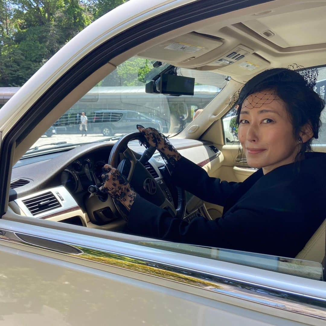 木村多江さんのインスタグラム写真 - (木村多江Instagram)「撮影時は 肌寒かったり  強風で 飛ばされそうに なったり  高級車を 福山雅治さん乗せて 運転したり (映ってないけどね)  バーのロケでは 撮影前に そのバーのお客様、 なんと プロポーズが 成功したそうで 関係ない私たちも きゃーきゃー 言ったり。  その気分を 芝居に 取り入れたりして。。  短かったけど 色々なことが ありましたよ。  #ラストマン #素敵な #ラストマンズ  また 次に向けて 精進です😊」6月27日 9時45分 - taekimura_official