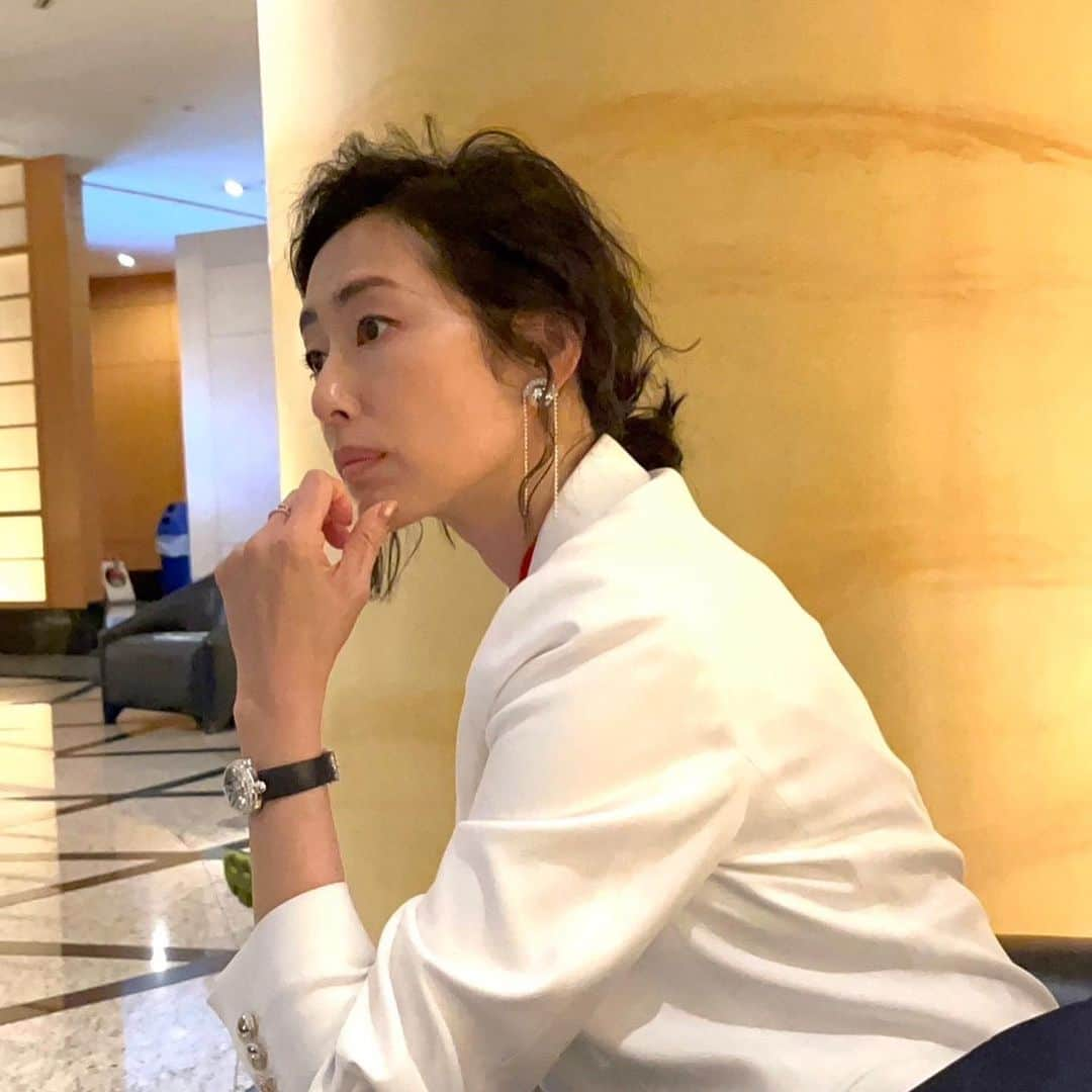 木村多江さんのインスタグラム写真 - (木村多江Instagram)「撮影時は 肌寒かったり  強風で 飛ばされそうに なったり  高級車を 福山雅治さん乗せて 運転したり (映ってないけどね)  バーのロケでは 撮影前に そのバーのお客様、 なんと プロポーズが 成功したそうで 関係ない私たちも きゃーきゃー 言ったり。  その気分を 芝居に 取り入れたりして。。  短かったけど 色々なことが ありましたよ。  #ラストマン #素敵な #ラストマンズ  また 次に向けて 精進です😊」6月27日 9時45分 - taekimura_official