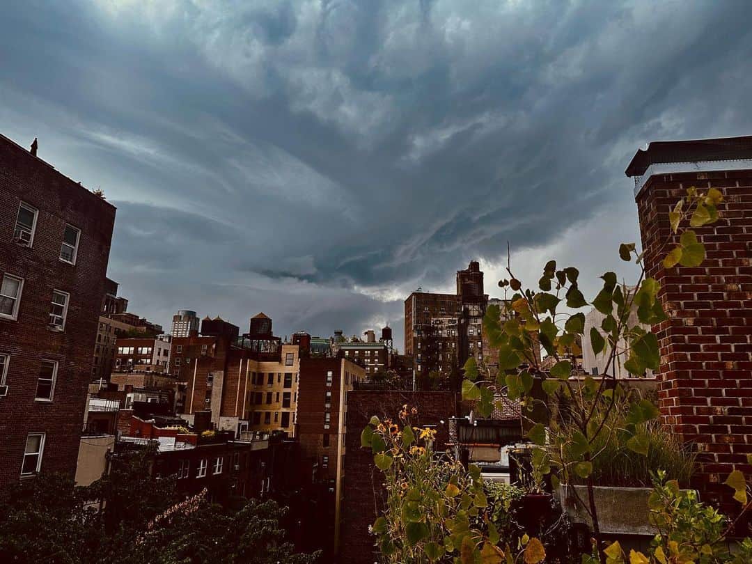 JULIEN D'YSのインスタグラム：「#Newyork beautiful sky ..... storm ⛈️...ciel en colere june26.2023 from home」