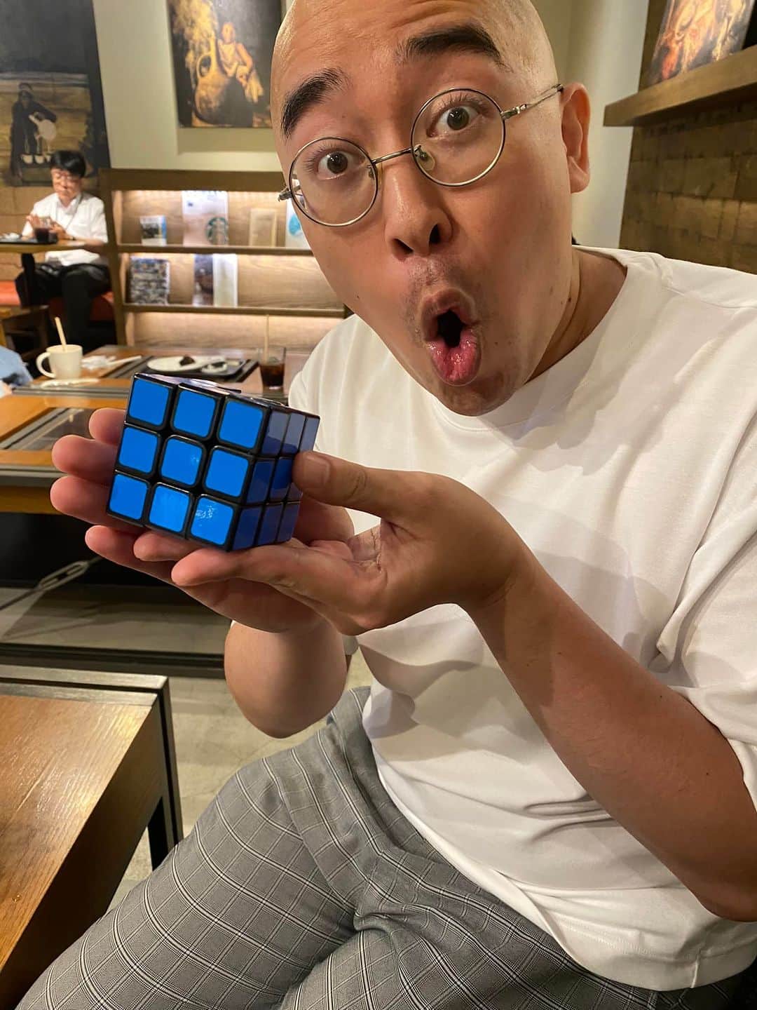 大谷ノブ彦のインスタグラム：「�子どもの時は無敵感があった  1日が長くて はじめて体験したことに ドキドキしながら 自分は今間違いなく 誰よりも成長し 誰よりも吸収してるんだろうと  願ったら叶ってた すぐに願うから すぐにやるから 間違えたら夢中になって やり直した やがて達成したとき 自分は無敵だと 思った  その時点でというより 自分はこれからこの先もどんどん いろんなことを達成しそうな気がしたから  時間は無限にあるように感じた  とにかくたくさんのものに触れたいと思った  いつからか 今度飲みに行こうって 約束するだけになった 今からすぐ遊んでいた時代は終わり また今度と言うようになった またゆっくりなんて言って その時がいつ来るかもわからないし イメージすることもなく 常套句のように繰り返すだけだ  周囲は敵だらけ いや それより自分の行動を 制限するのは いつしか 敵ではなく自分自身になった  荒井由美は 小さい頃は神様がいて 不思議に夢を叶えてくれたと 歌う  僕は毎日やりたいことをして 叶えたいことに容易に到達して 神様を纏った無敵な存在だったのに 今の自分は やりたくないことも しないといえないし 願ってもなかなか到達しないことの方が多い 恥をかくのは嫌だし 情けない自分を受け入れるのは 骨が折れますよ  誤解や偏見 わけ知り顔の方の意見に たまに応えて生きていくのは 本当しんどい  やらない理由が先にきますね 若手芸人の頃も無敵だった 守るものないし 何かを確信したら 天下取った気分になったりして 見えてる世界が全てだったからかも しれない  どうもそんなに簡単じゃないぞって思ってから行動に制限を自分でかけちゃう  いっつもくだらんなぁ お前は臆病やなぁと思うんです  えっ あんた好きに生きてるやろ？ 失礼しました 私やりたいことやります  やってやってやりまくって 生きます みなさんも悔いのないよーに ハヴァアナイスデーでございます〜  大谷  (名古屋芸人のゆーちんから誕生日プレゼント なんと手作りドラゴンズ風ルービックキューブ　すげーよそんなの作れないって！ありがとうーーーーーー)」