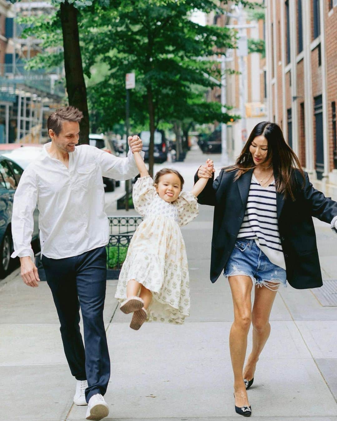 マリッサ・ウェッブのインスタグラム：「Hello it's been a while!  It was time that we had some family photos...because time is flying so fast! Of course I liked this outtake best of us 3.  Represents how we move through life currently.  And the other 2 of Alix 🤍  Thanks @augiechang for the photos!   #family #newyorkcity #familyphotography #mw #marissawebbnyc #marissawebb #love」