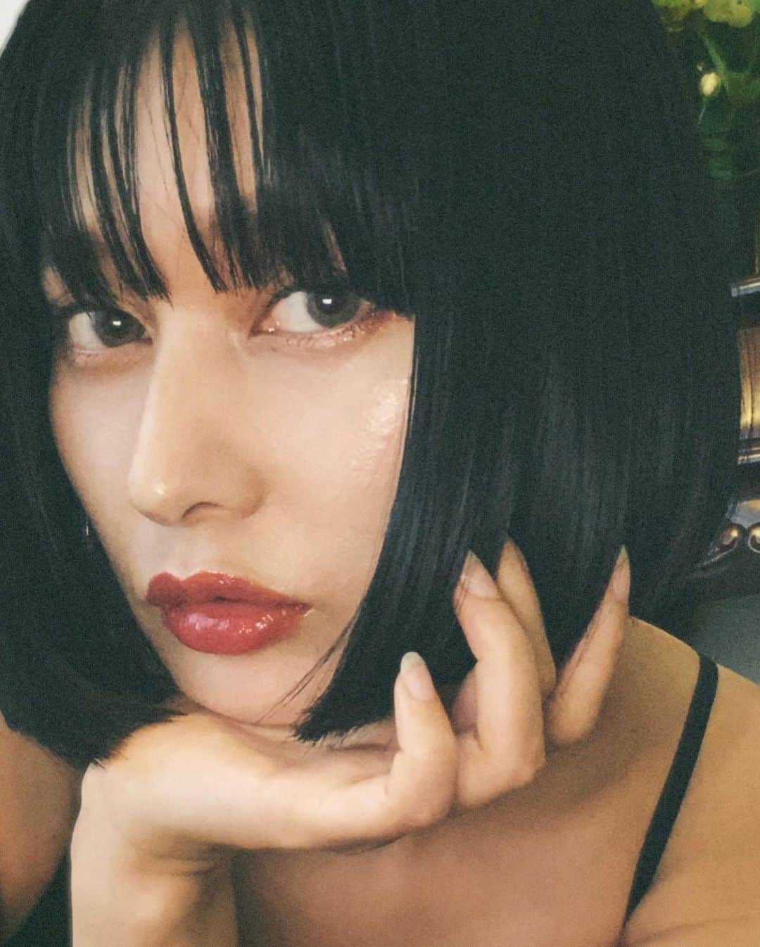 佐藤乃莉のインスタグラム：「佐藤が最近ハマってるのは ヨーグルトのアイス🍨です。  #前髪#黒髪#足#チョーカー#black」