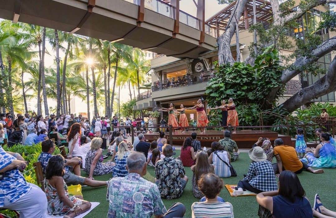 ロイヤル・ハワイアン・センターさんのインスタグラム写真 - (ロイヤル・ハワイアン・センターInstagram)「ワイキキの集合場所であるロイヤル・グローブにて、本物のエンターテイメントをお楽しみください！当ウェブサイトにて、全てのスケジュールをご確認いただけます♪  #フラ #ハワイ #ハワイの文化 #ハワイ好き #ハワイ旅行 #ハワイ好き #ハワイ観光 #ハワイに行きたい #ハワイ好きな人と繋がりたい #ワイキキビーチ #ワイキキ #ロイヤルハワイアンセンター」6月27日 9時50分 - royalhwnctrjp