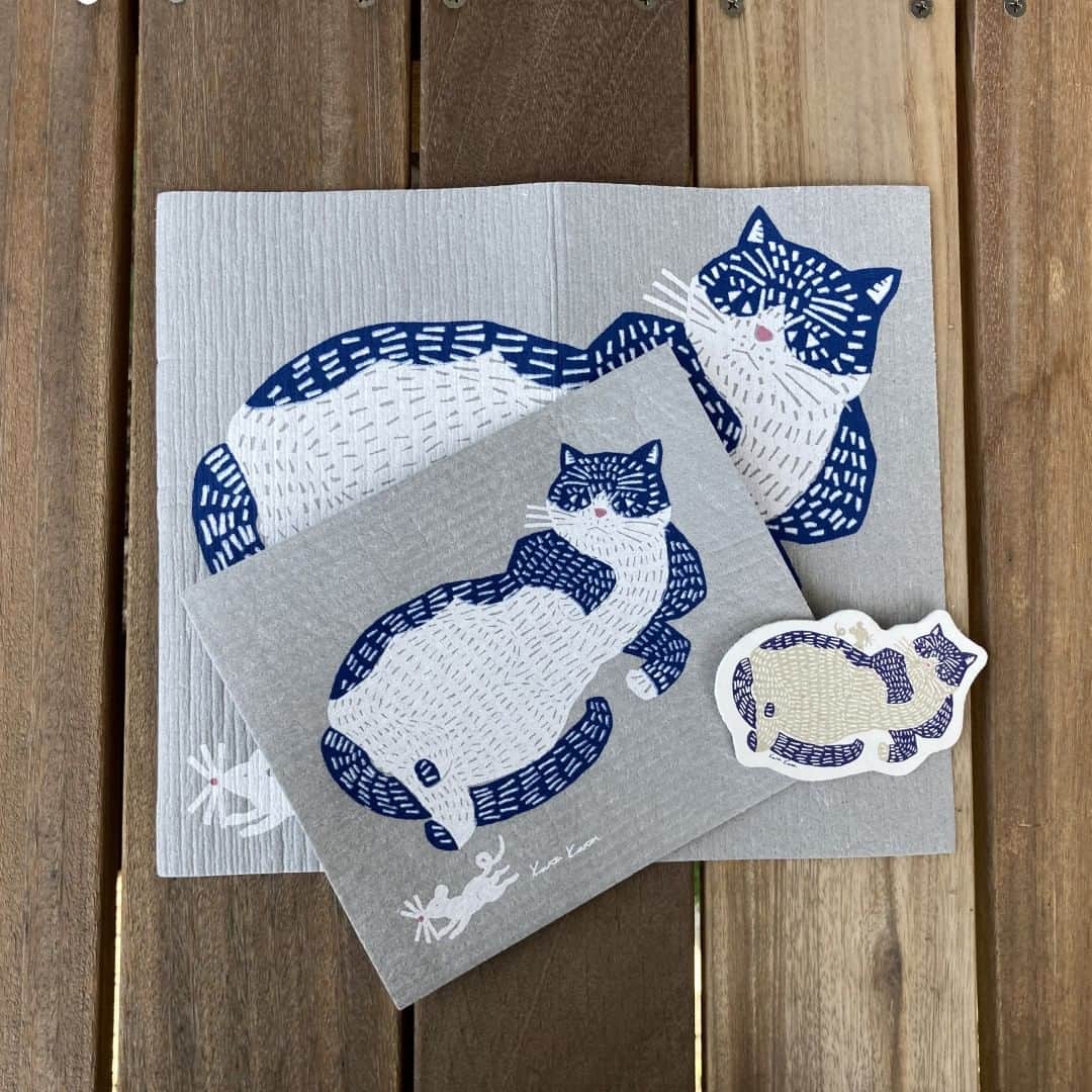 ecomfort（エコンフォート）さんのインスタグラム写真 - (ecomfort（エコンフォート）Instagram)「【3匹のねこ】 型染め作家のkata kata （カタカタ）さんをご存知ですか？ 東京を拠点に活躍するご夫妻ユニット。動物や植物など、どれもユーモアあふれるモチーフは魅力的！ 見ているだけで癒しです。今日は私も大好きなkata kata のねこをピックアップ！ 飛び切りアンニュイなねこの姿勢が型染めで良く表現されていますよね～。 よくよく見ると、スポンワイプにはスタコラサッサッと通過するねずみ君の姿がちらり・・・。 トムとジェリーを彷彿させるSTORYに思わずにんまり。 この３種を置いているだけで、キッチンがたのしくて、たのしくて・・・。  明日はエコンフォートハウスのOPEN DAYです！ kata kata ねこ、是非見に来てくださいね。  関　純子（#せきじゅんこ）」6月27日 10時00分 - ecomfort_eoct