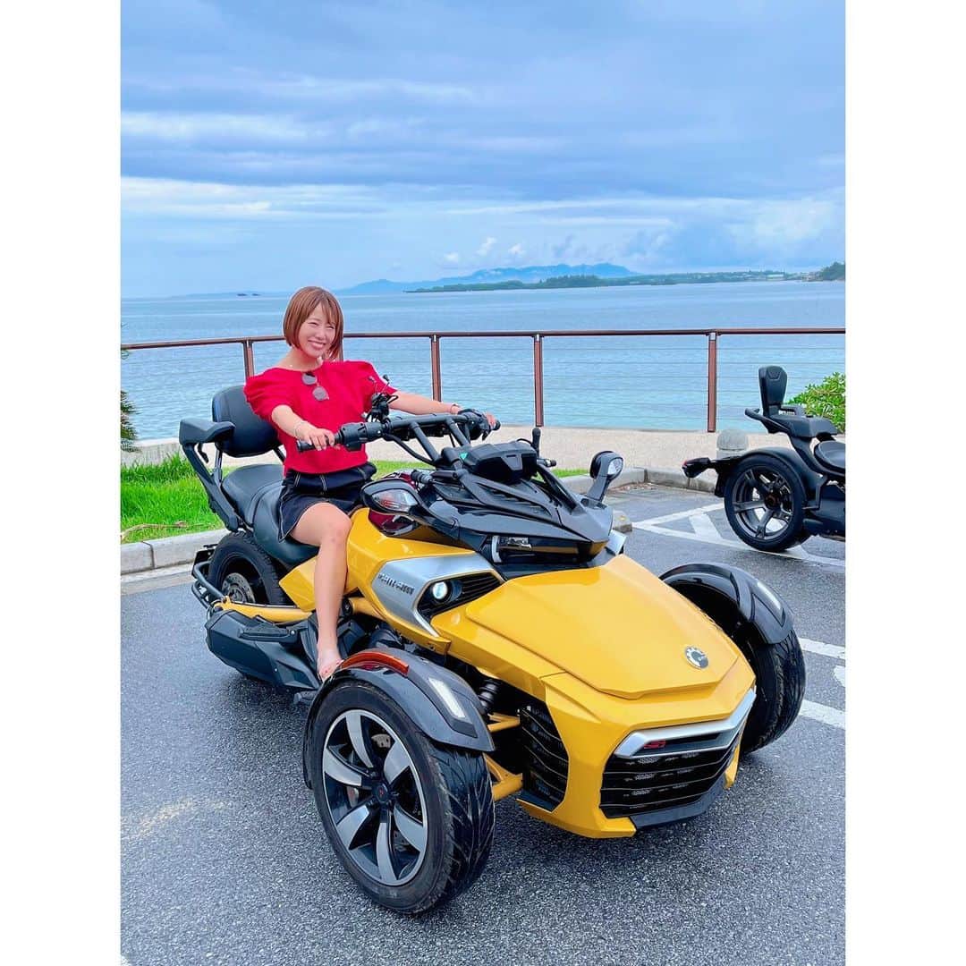 清原怜奈のインスタグラム：「はいさ〜い🌺👙⛱🐬 沖縄でトライクの撮影をさせて頂きました🥳❣️ 梅雨時で一瞬だけ後ろに乗らせてもらったけど❣️ めっちゃくちゃサイコーでした🥰✨ 晴れの日に絶対乗りたい🥳  マスターも本当素敵な方で💛 しかも地元関西で🤣✨ 沖縄のお友達になりました🤣❣️  店内もめっちゃカッコよくて❣️ 沖縄旅行に行かれる際は是非皆様お立ち寄り下さい(*≧∀≦*)🫰　  またこの記事書かせて頂きます✨  私の知り合いと伝えて頂くと❣️ いい事あるよ😘💋  #トライクバイク  #トライク  #バイクツーリング #恩納村 #沖縄観光 #インスタ映え #スパイダー #ライカー #canam  #恩納村名物 #プチツーリング  #古宇利島 にも#行ける  #沖縄 #あちこち行ける #トライク女子  #トライク欲しい  #レースクイーン  #清原れな #きよれな #17Live #ライバー  #ゴルフ女子 #singar  #モデル #ゴルフ好きな人と繋がりたい #ootd #トップス  #790円 🤣 #琉球王国」