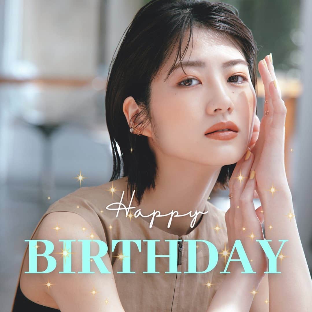 のインスタグラム：「本日6月27日はOggi美容専属モデルの若さまこと、若月佑美さんのお誕生日です🎂　おめでとうございます🎊　努力家の若さま、さらにさらに飛躍の1年になりますように❤️❤️   そして本日は、若さまの1stフォトエッセイ『履きなれない靴を履き潰すまで』（扶桑社）の発売日でもあります！出版おめでとうございまーす㊗️ みなさん、こちらもぜひチェックお願いします🙋🏻‍♀️   #若月佑美 #若さま #happybirthday #brithdaygirl #誕生日おめでとう #oggi」