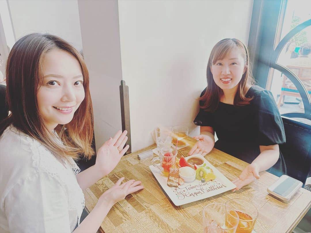 小野麻亜矢のインスタグラム：「ともちゃんのお誕生日がたまたま近かったので シカダでハピバランチ🍗  いつも本当に丁寧に色々教えてくれて、優しいともちゃん♡ @106pmc  ともちゃんのお誕生日なのに 私にリップのプレゼントまで、、、 他にも粋な計らいをしてくれる 素敵な大人の女性♡ 見習おう✨  #シカダ #ポジティブレディ #表参道ランチ」