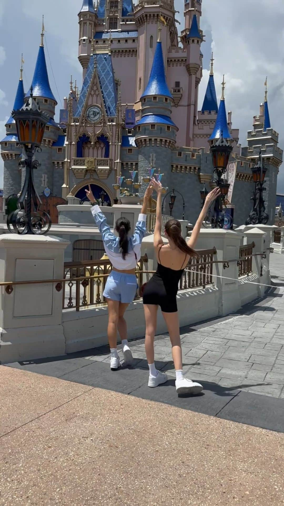 Macarena Achagaのインスタグラム：「Bucket list: Ir con tu bestie a @disneyworld.latino ✅ #AllTheDisneyThrills」