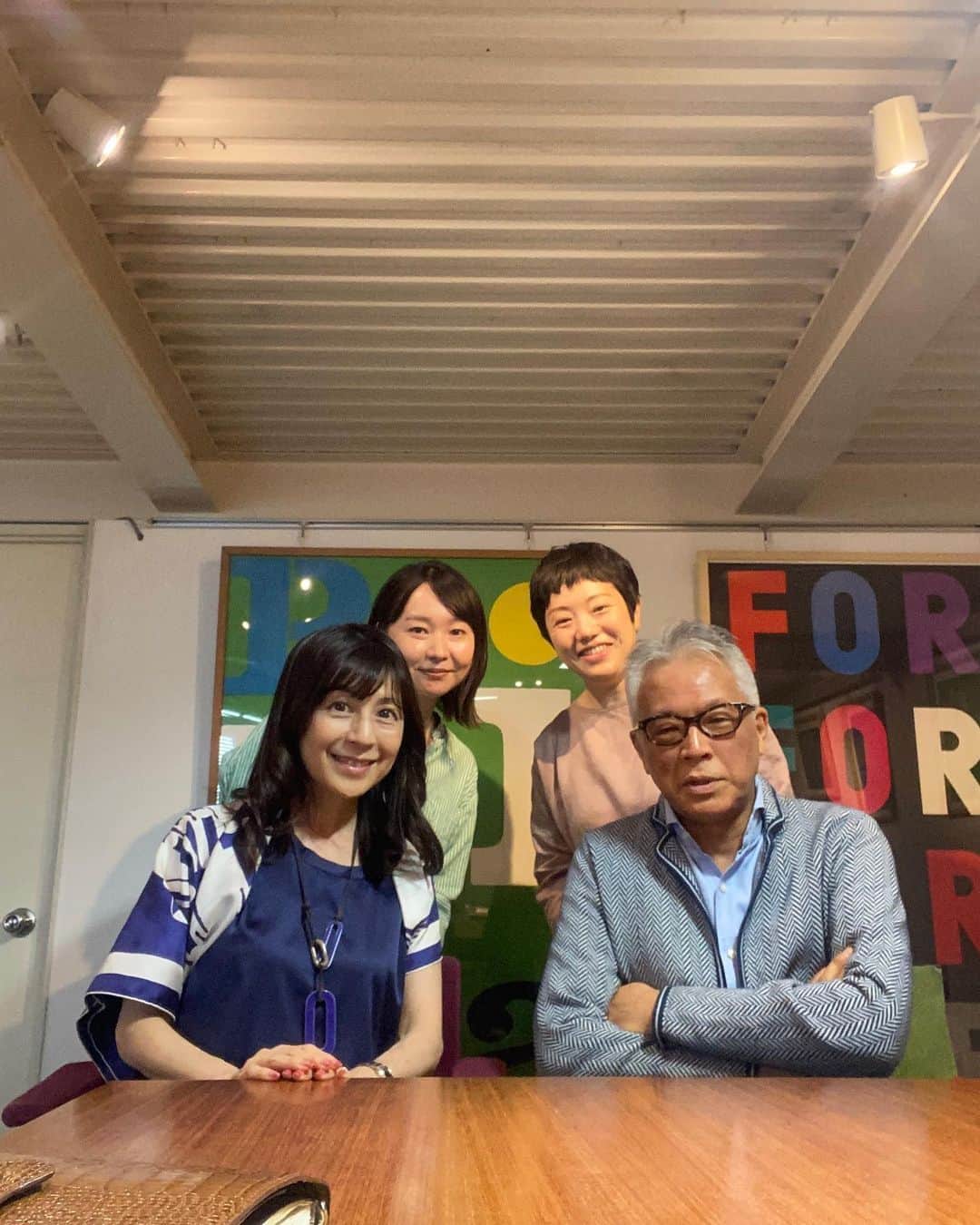 堤信子さんのインスタグラム写真 - (堤信子Instagram)「SNSの投稿が、気がつくと、連載や仕事のシェア、リポストが中心になっていて、、ああ、余裕ないなあと苦笑い。この春から、様々な新プロジェクトが同時進行していて、嬉しいバタバタが続いています。 昨日は、シブラジの後、自由が丘にあるデルフォニックス本社で、佐藤社長やスタッフの方々とお打ち合わせ！ いつお邪魔しても、超お洒落なオフィスです！ 会議室のポスターは、社長がスイスで買い付けてこられたという、車フォードのポスターなどの貴重なビンテージアイテム。 さて、コロナ前から取り組んでいたこのプロジェクト、まもなく形となります！ お披露目させていただくのがいまから楽しみでなりません。 @delfonics_official  #佐藤達郎  さん #デルフォニックス  #堤信子」6月27日 9時58分 - nobnob1111