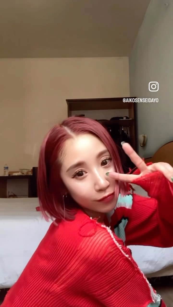 上田愛子のインスタグラム：「メグとパリでお泊まり会🫶  ずっとお喋りしながらメイクして オシャレしてお出かけするの 昔みたいで超たのしかったな🥰  この日はPlace Vendômeに ファッションショーを見に行ったよ♥️  着てるニットは @osakentaro の 世界で１つの手作りニット🧶  #paris #parís #parisfrance #parisfashionweek #fashionweek #osakentaro #PlaceVendôme #パリ #パリコレ #パリコレクション #パリ旅行 #パリ観光 #愛子先生のパリ旅行🇫🇷」