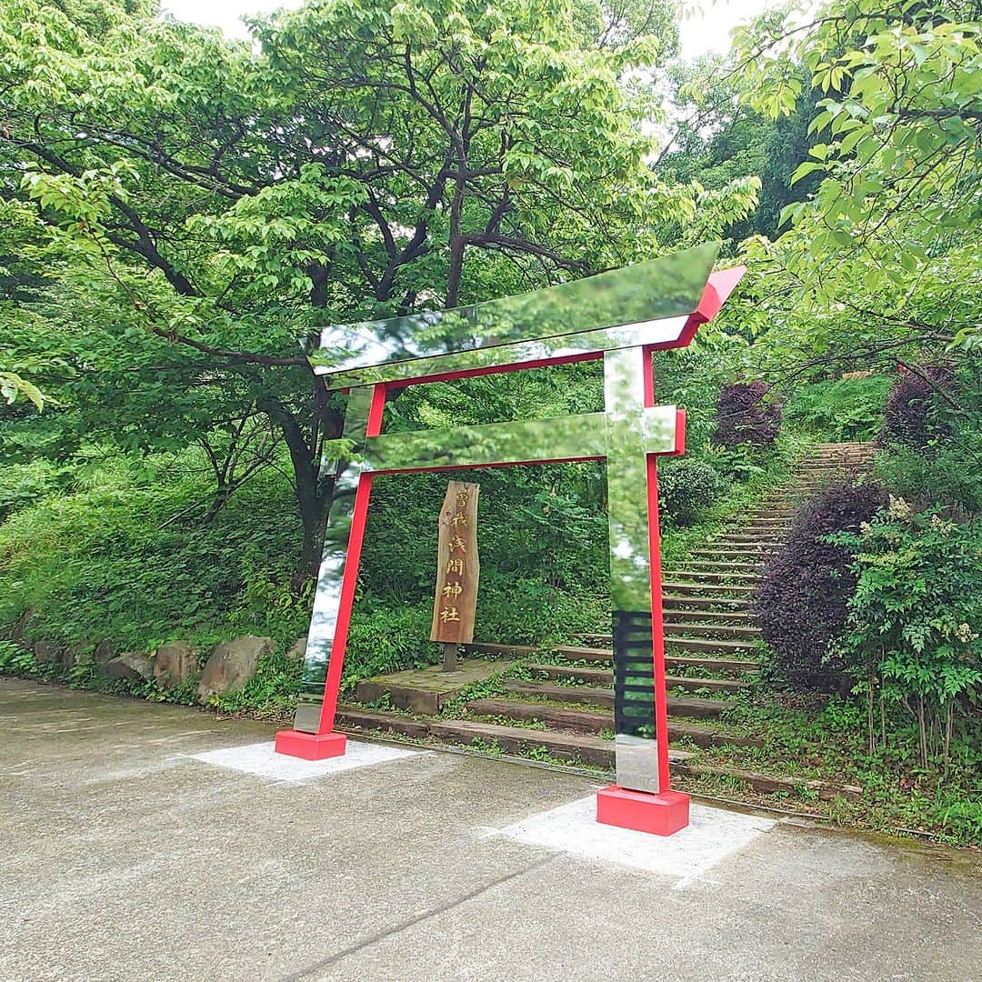 ホテルニューアカオ　熱海温泉＆リゾートのインスタグラム：「ACAO FORESTの曽我浅間神社に、新しいシンボル「鏡の鳥居」が誕生いたします。表面に鏡を用い、空と森を映す、自然に溶け込むユニークなデザインには、鏡の持つ邪気を払う魔除けの力と、鳥居の不浄な物を防ぐ結界の役割があり、来園者の穢れや邪気を払い、心身共に健やかに過ごせるよう、願いを込めて建立いたしました。 #ACAO #ACAOFOREST #曽我浅間神社 #鏡の鳥居 #熱海 #ATAMI #アカオ #熱海温泉 #神社」