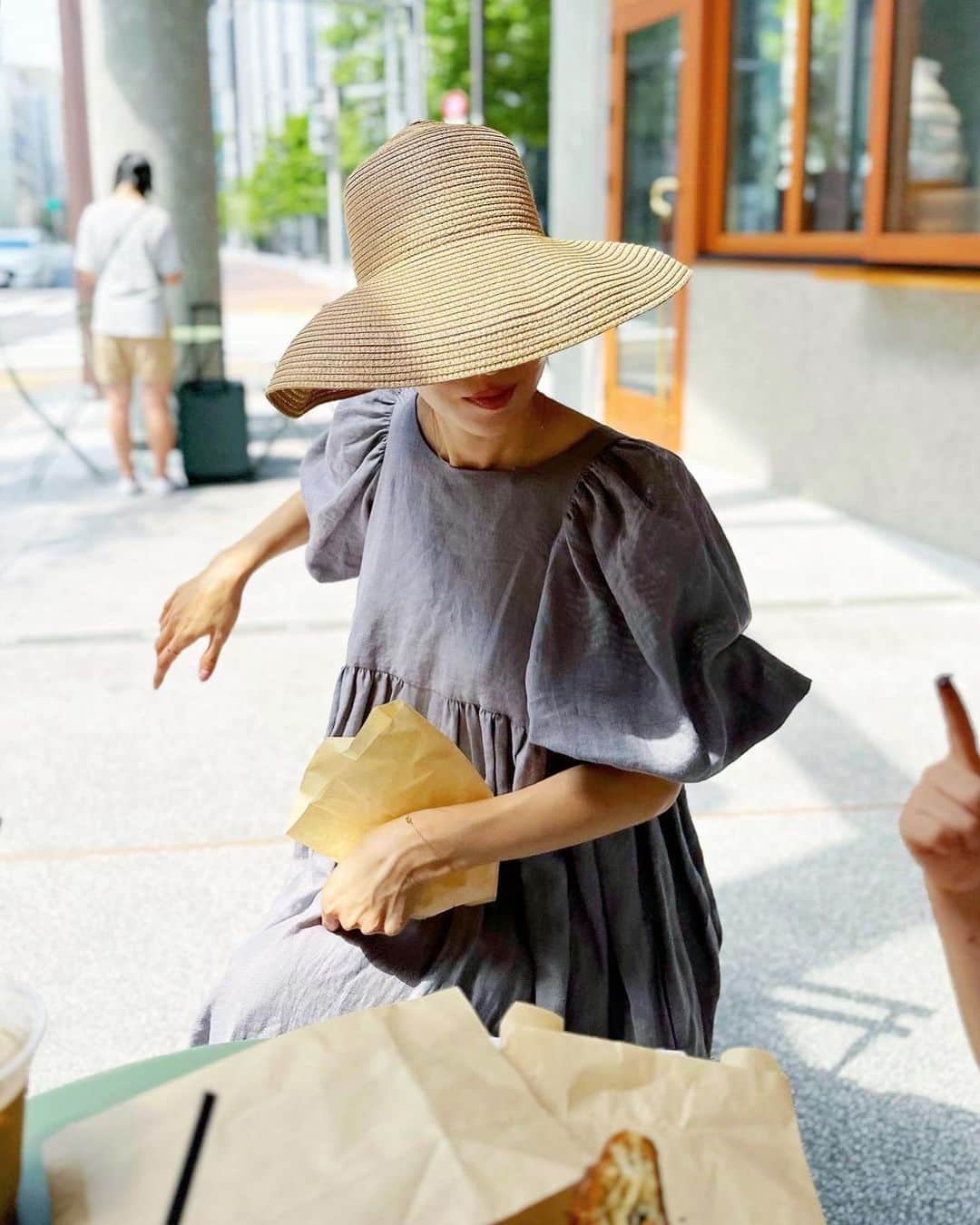 川人未帆さんのインスタグラム写真 - (川人未帆Instagram)「・ Weekend brunch 🥐☕️ 美味しいパン屋さんで朝のひととき😇🌈 楽なワンピにエコバッグだけ持つ、このラフさが可愛くて☺️✨🐠」6月27日 10時17分 - miho0319kawahito