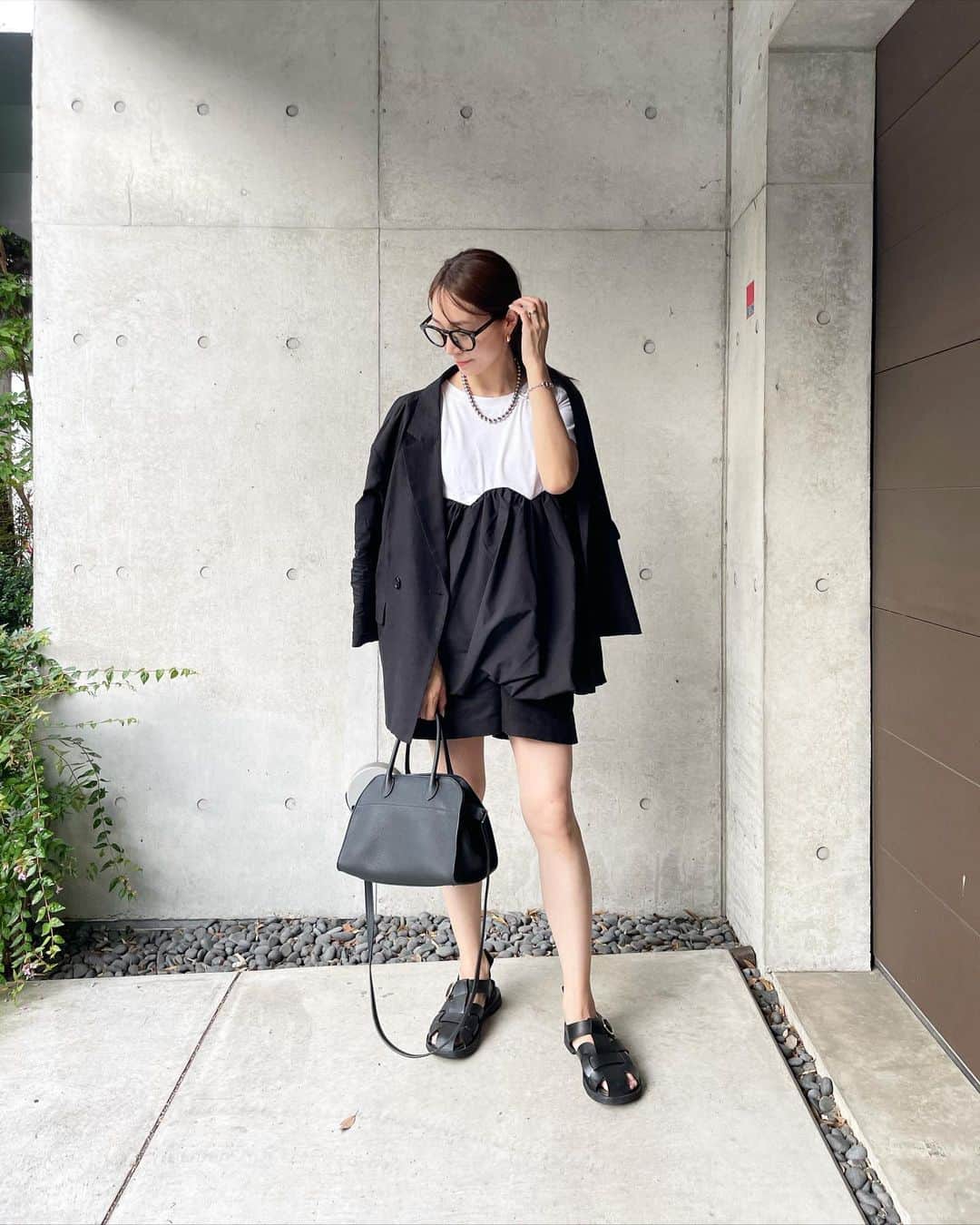 鈴木優美 のインスタグラム：「ジメジメが嫌で今季初の膝上ショーパンを穿いた日☂️ 息子に「オヤツを買ってくれるなら写真撮るよ」と言われて笑ってしまった😂 そしてお願いしたらモタモタしてるところまで全て撮ってくれる👦🏻笑 ありがとう🖤← #スワイプしてね  暑くても寒い？体温調節の難しい日はリネンジャケットを羽織って @april1st.shop のデザインTがポイントのモノトーンコーデに。 ちなみにこのリネンジャケット、リネンショーパン @gu_for_all_ 🥹 チクチクせず良い感じに馴染むので、色違いで買おうかなと思っているくらい。 少しきちんとした場が増えたので、実はよくカーディガンのようにリネンジャケット羽織ってます♪ . . . . . . . . . #april1st #therow #zara #gu #tiffanyandco #hermes #エイプリルファースト #ザロウ #ザラ #ジーユー #ジーユーコーデ #ジーユー購入品 #ザラ #ティファニー #エルメス」