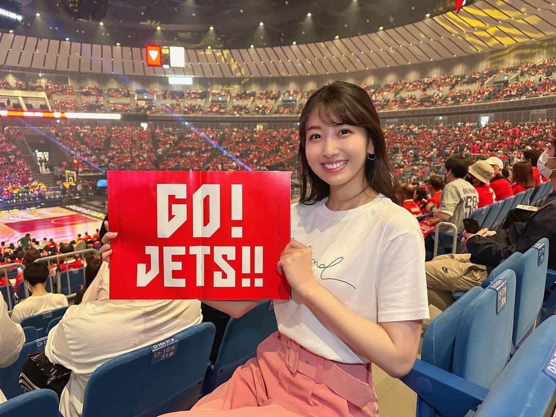 関根ささらさんのインスタグラム写真 - (関根ささらInstagram)「#Bリーグチャンピオンシップ 🏀🔥  お家で配信観戦になる予定だったGAME2。まさかの珍事件が起きて前日の夜に急遽行けることに🥹🥹  GAME1の試合前、新横浜駅に着くと、どうみてもBリーグファンの方の忘れ物と思わしきトートバッグが植木に置いてありました👜はんにゃりんとジャンボくんのコラボ商品且つ井口さんの『勝』守りも付いててこれはきっと持ち主困ってるな、、と思い写真を撮ってツイート。その荷物は駅員さんに届けて私は会場に向かいました。  程なくして皆様の拡散のおかげですぐに持ち主が見つかったのですが、なんと #千葉ジェッツ をはじめとしたチームや選手のスポンサーを務める #廃車王 船橋店さんのものでした😳❗️  廃車王さんから何かお礼がしたいと言って頂いたのですが、どの立場で言ってんだよすぎるけど「これからもBリーグをよろしくお願いします！」とだけお伝えしたところ、井口さんに連絡してくださったそうで私にも連絡が来て、翌日の試合のチケットを手配しますのでぜひお越しください、と🥹🔥  そして急遽予定を調整して、まひるちゃんを誘い(すぐに返事きていける！ってなったの神がかってるタイミングだった🥹🔥)、GAME2の朝会場前でチケットを受け取った際の写真が3枚目です📷笑  トートバッグの中身は確認していなかったのですが、大事なユニフォームが入っていたみたいで本当に無事でよかった🥹🥹🩷神様がご褒美をくださいました☺️⭐️ . . . . そんなこんなでGAME2も現地観戦！  めっっっちゃくちゃ見やすい席で、両チームの声援やクラップがガンガン聞こえる場所でその熱量に心打たれました🥹🥹👏前日は琉球側だったけどこの日は廃車王さんからいただいたチケットなので千葉ジェッツを応援したよ🥹🔥📣  (最後の動画が応援の熱量が分かる動画です🎥凄すぎる、、！) . . . . 試合前には #10feet さんのライブもありました！！！ #第ゼロ感 かっこよかったーーー！！！🔥🎙️今日終わりのMCがほんっとにとっても素敵でね、今思い出しても涙溢れてくるレベルで。あのMCがあったからさらに声出せた！応援できた！というファンブースターの方も多いんじゃないかな。🥹🔥 . . . . 試合の結果は #琉球ゴールデンキングス の勝利。キングスのBリーグ初制覇❗️西地区チーム初優勝❗️もう試合終了1分前くらいから涙と震え止まらなくて、ものすごい瞬間に立ち合えました。ファイナルは毎年泣いている気がします、それくらい熱い、ほんとに素晴らしい試合でした！！！  改めてキングスに関わる全ての皆さん、優勝おめでとうございます🏆㊗️🎉 . . . . #bleague #bleaguechampionship #bリーグ観戦 #bリーグ好きな人と繋がりたい #bリーグマスコット #バスケ観戦 #試合観戦 #スポーツ観戦 #chibajets #ryukyugoldenkings」6月27日 10時14分 - sasarasekine