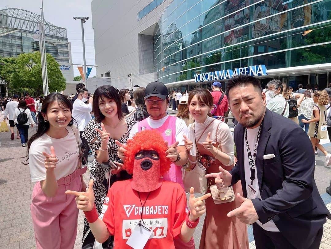 関根ささらさんのインスタグラム写真 - (関根ささらInstagram)「#Bリーグチャンピオンシップ 🏀🔥  お家で配信観戦になる予定だったGAME2。まさかの珍事件が起きて前日の夜に急遽行けることに🥹🥹  GAME1の試合前、新横浜駅に着くと、どうみてもBリーグファンの方の忘れ物と思わしきトートバッグが植木に置いてありました👜はんにゃりんとジャンボくんのコラボ商品且つ井口さんの『勝』守りも付いててこれはきっと持ち主困ってるな、、と思い写真を撮ってツイート。その荷物は駅員さんに届けて私は会場に向かいました。  程なくして皆様の拡散のおかげですぐに持ち主が見つかったのですが、なんと #千葉ジェッツ をはじめとしたチームや選手のスポンサーを務める #廃車王 船橋店さんのものでした😳❗️  廃車王さんから何かお礼がしたいと言って頂いたのですが、どの立場で言ってんだよすぎるけど「これからもBリーグをよろしくお願いします！」とだけお伝えしたところ、井口さんに連絡してくださったそうで私にも連絡が来て、翌日の試合のチケットを手配しますのでぜひお越しください、と🥹🔥  そして急遽予定を調整して、まひるちゃんを誘い(すぐに返事きていける！ってなったの神がかってるタイミングだった🥹🔥)、GAME2の朝会場前でチケットを受け取った際の写真が3枚目です📷笑  トートバッグの中身は確認していなかったのですが、大事なユニフォームが入っていたみたいで本当に無事でよかった🥹🥹🩷神様がご褒美をくださいました☺️⭐️ . . . . そんなこんなでGAME2も現地観戦！  めっっっちゃくちゃ見やすい席で、両チームの声援やクラップがガンガン聞こえる場所でその熱量に心打たれました🥹🥹👏前日は琉球側だったけどこの日は廃車王さんからいただいたチケットなので千葉ジェッツを応援したよ🥹🔥📣  (最後の動画が応援の熱量が分かる動画です🎥凄すぎる、、！) . . . . 試合前には #10feet さんのライブもありました！！！ #第ゼロ感 かっこよかったーーー！！！🔥🎙️今日終わりのMCがほんっとにとっても素敵でね、今思い出しても涙溢れてくるレベルで。あのMCがあったからさらに声出せた！応援できた！というファンブースターの方も多いんじゃないかな。🥹🔥 . . . . 試合の結果は #琉球ゴールデンキングス の勝利。キングスのBリーグ初制覇❗️西地区チーム初優勝❗️もう試合終了1分前くらいから涙と震え止まらなくて、ものすごい瞬間に立ち合えました。ファイナルは毎年泣いている気がします、それくらい熱い、ほんとに素晴らしい試合でした！！！  改めてキングスに関わる全ての皆さん、優勝おめでとうございます🏆㊗️🎉 . . . . #bleague #bleaguechampionship #bリーグ観戦 #bリーグ好きな人と繋がりたい #bリーグマスコット #バスケ観戦 #試合観戦 #スポーツ観戦 #chibajets #ryukyugoldenkings」6月27日 10時14分 - sasarasekine