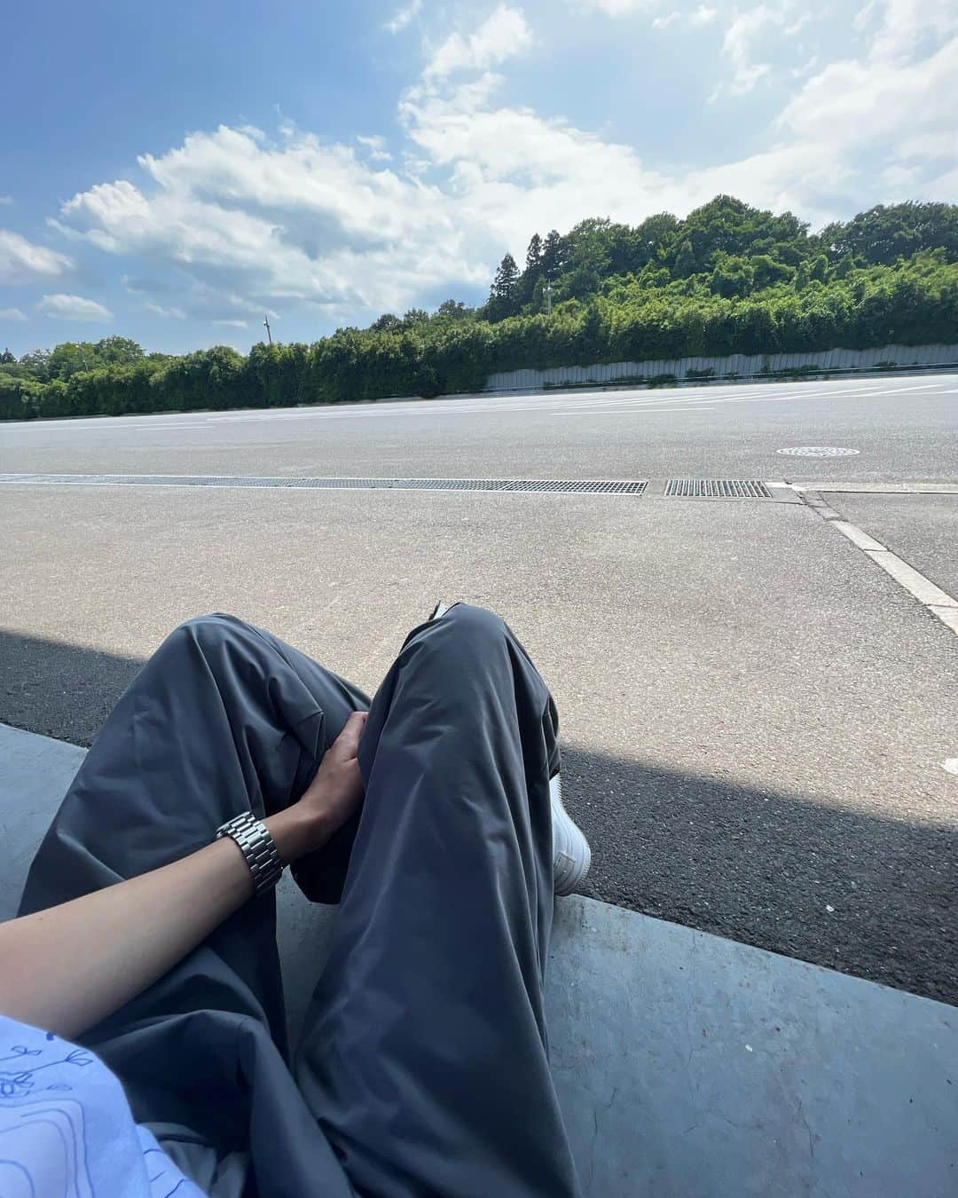 荒井奈緒美さんのインスタグラム写真 - (荒井奈緒美Instagram)「本を読む時間ってなかなか作れなかったけどとっても大切な時間だったことを思い出した📚  携帯だと色々な情報が多すぎて考えがまとまらないけど なぜだか本を読むとすっと落ちて入ってくる🫧  自然の中で読むのはもっと素晴らしかった🍃」6月27日 10時15分 - naomi__arai