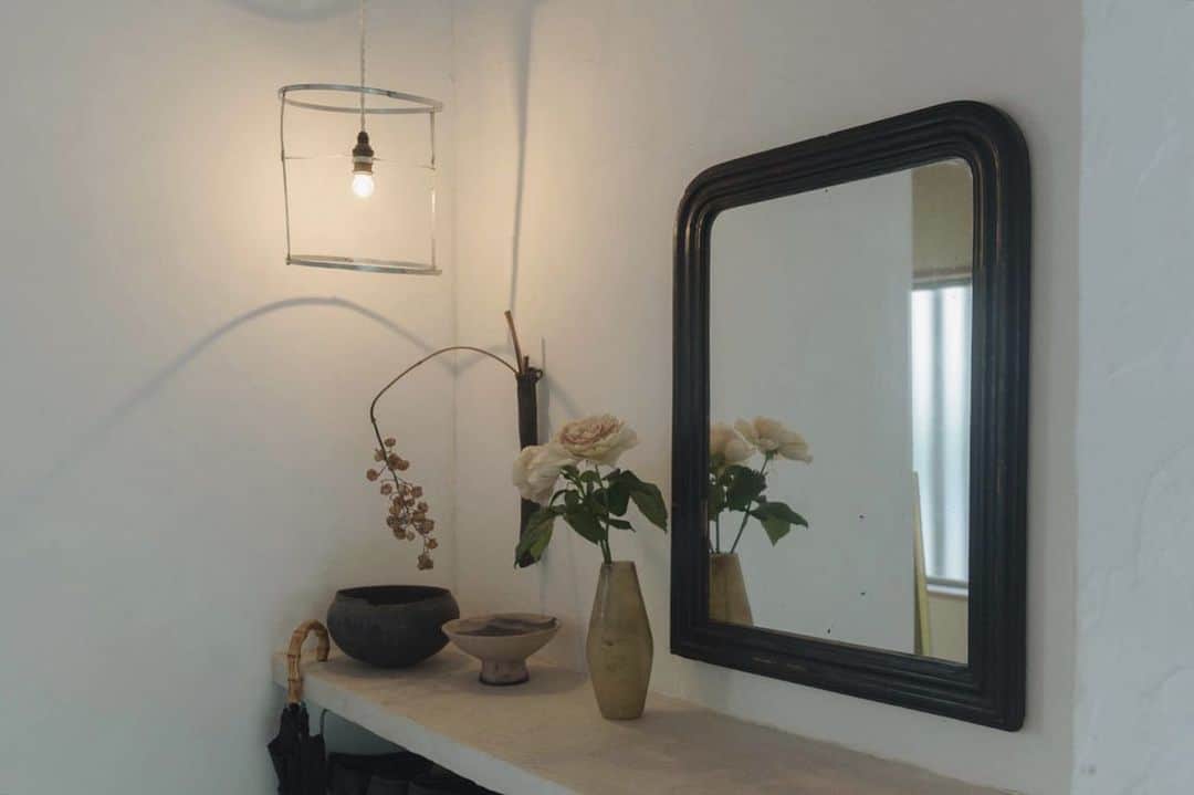 惟本康明 / yasuaki yoshimotoのインスタグラム：「ROSE CHARLOTTE PERRIANDだそうです。すてきですね。 #rosecharlotteperriand #interior #entrance」