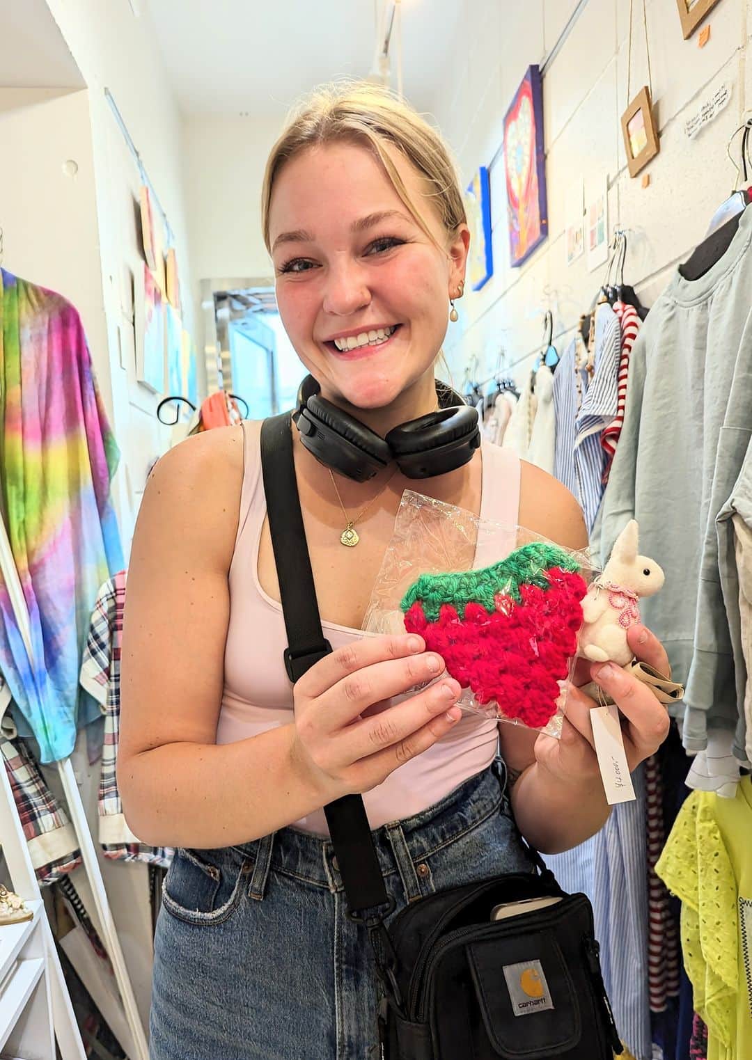 平井富子のインスタグラム：「Beauty appearance!  Seattleから大学生のMadisonさんが柴犬トートバッグを見てアンシャンテに、、  初めての日本で、京都、大阪などに観光、とても気に入ったらしい。嬉しい〜  富士の柴犬トートバッグ、ハンドメイドのフェルト製ウサギを気に入って頂きました。今年の干支ですね。 可愛い〜  また、東日本大震災の被災者さん達が編んでいる「アクリルたわし」も。 感謝です！  東京を楽しんで下さい～」