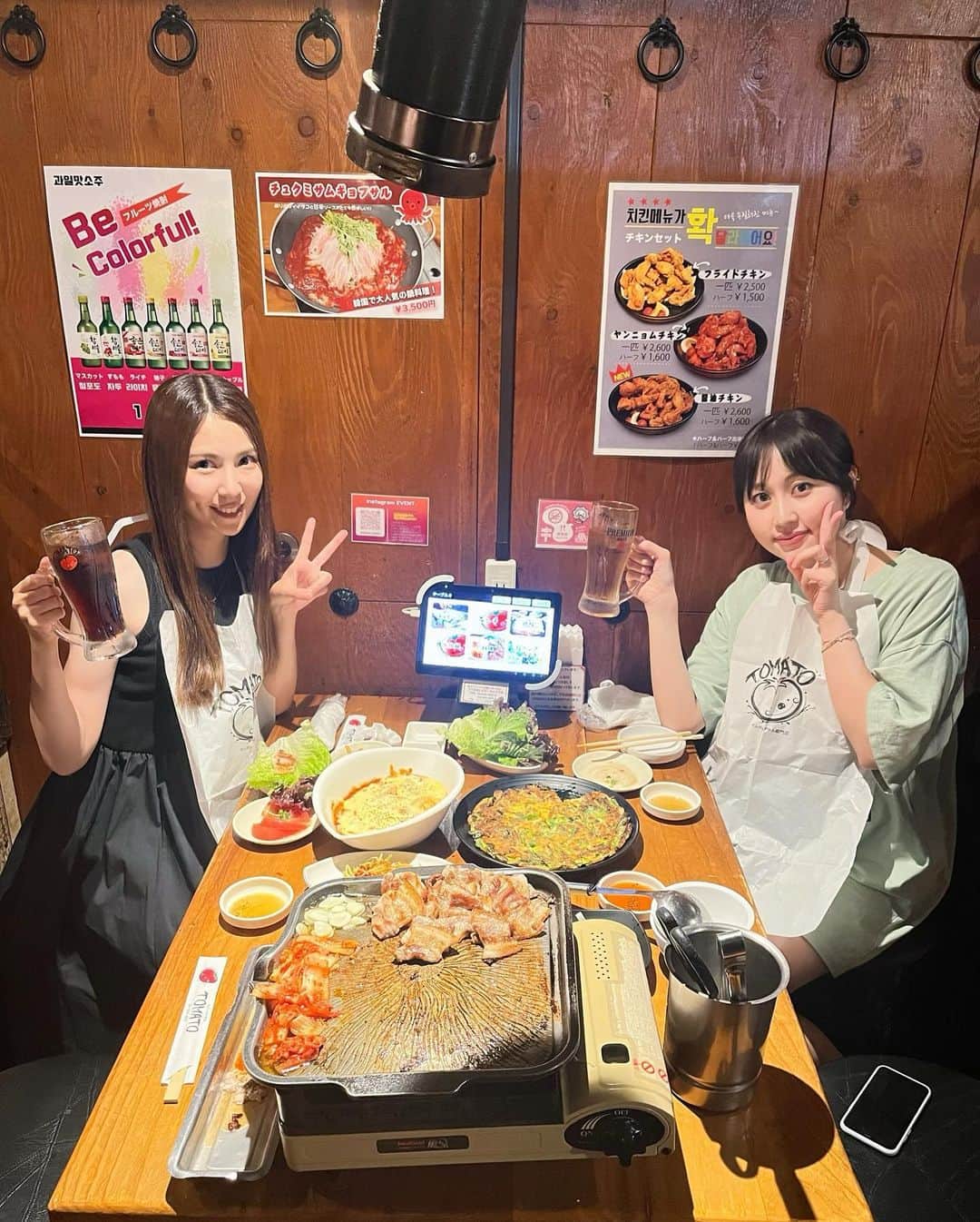 菊地あやかのインスタグラム：「. 生サムギョプサル専門店🐷💛 ☑︎ @yakiniku_tomato  ここのお肉ほんっと美味しいの、、、 たっぷりのネギとキムチで食べるのが最高 .’ .’ 一品料理もボリュームがあって大満足🥲💕 3階にはカラオケもあるんだって！！！ 1日過ごせるじゃん。← 平日のランチ時間おすすめ🫶🏻🫶🏻🫶🏻 #サムギョプサル専門店トマト#新大久保 #新大久保グルメ#新大久保ランチ#韓国料理 #サムギョプサル#新大久保カラオケ#カラオケ#PR」