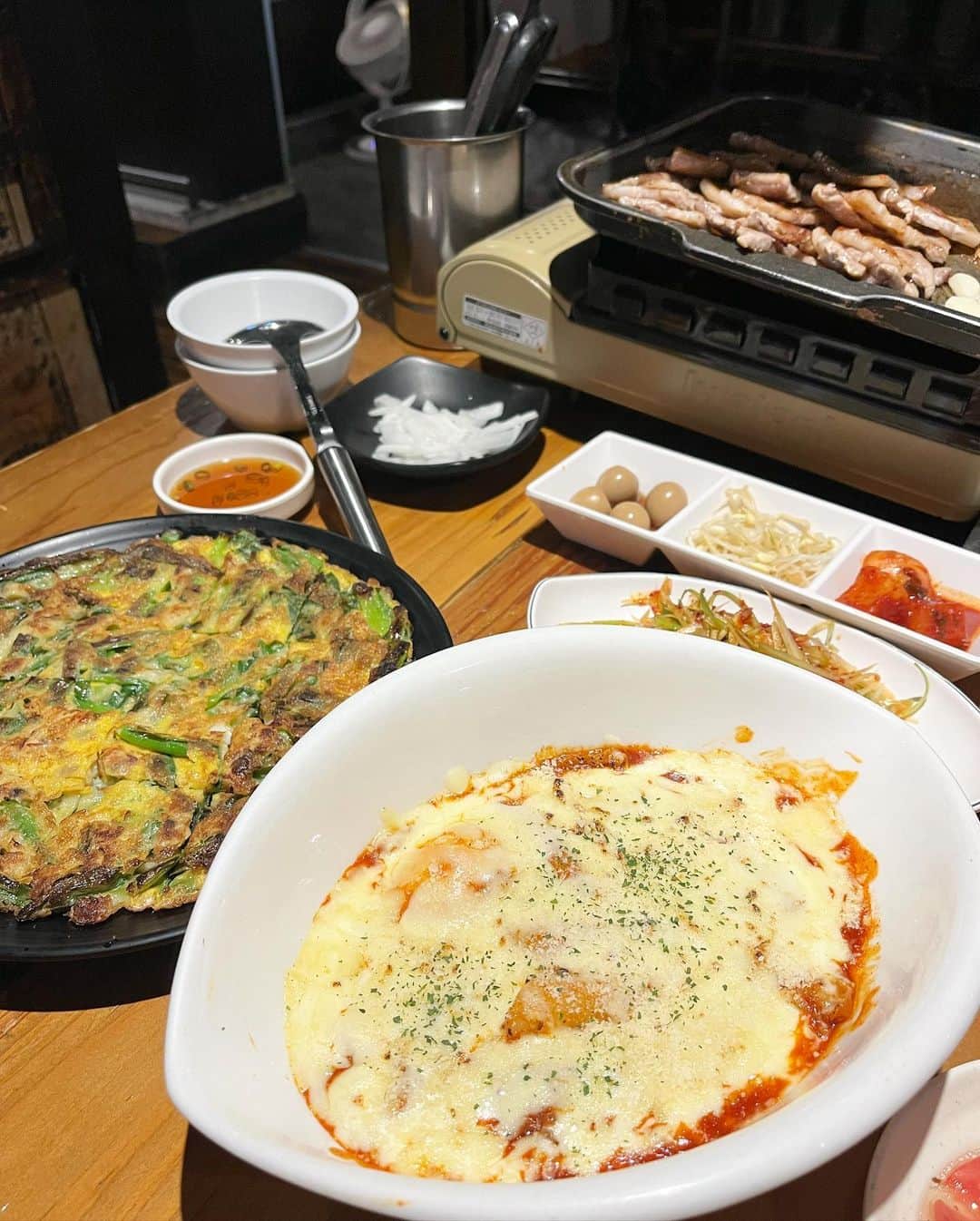菊地あやかさんのインスタグラム写真 - (菊地あやかInstagram)「. 生サムギョプサル専門店🐷💛 ☑︎ @yakiniku_tomato  ここのお肉ほんっと美味しいの、、、 たっぷりのネギとキムチで食べるのが最高 .’ .’ 一品料理もボリュームがあって大満足🥲💕 3階にはカラオケもあるんだって！！！ 1日過ごせるじゃん。← 平日のランチ時間おすすめ🫶🏻🫶🏻🫶🏻 #サムギョプサル専門店トマト#新大久保 #新大久保グルメ#新大久保ランチ#韓国料理 #サムギョプサル#新大久保カラオケ#カラオケ#PR」6月27日 15時50分 - ayaka_official06