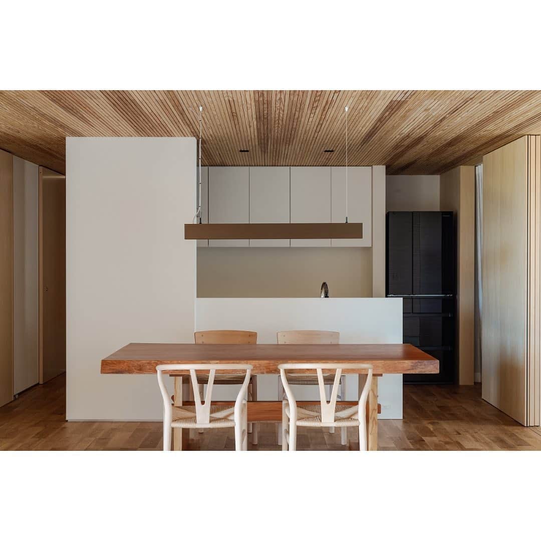 有限会社 稲葉製材住宅のインスタグラム：「【Modular照明のあるダイニング】 ベルギーの照明器具メーカーModular（モデュラー） 照明と装飾（デザイン）を兼ねた会社で、姿、形も楽しむ照明器具です。 自然素材×モダン  床板：オーク 天井：スリット小国杉（特注） 建具：造作（シナ） 照明：Modular チェア：J39/CH24  #新築#照明#ダイニング#モダン#ナチュラル#おしゃれ#かっこいい#自然と繋がった家#木のある暮らし#木の家#自然素材#家づくり#マイホーム計画 #楽しい暮らし#自然と暮らす#暮らし#家#施工事例#注文住宅#戸建て#熊本#玉名#山鹿#工務店#ハウスメーカー#稲葉製材住宅#イナバ#イナバの家#sdgs  〜〜〜〜〜〜〜〜〜〜〜〜〜〜〜〜〜〜  【熊本の暮らしに寄り添った工務店】 熊本県北を中心に新築、リノベーションを手掛ける工務店です。 家を建てることがゴールではなく、家を建てたあとの暮らしにフォーカス。 一人ひとりが楽しい暮らしを送れる家をご提案することが重要だと考えます。 素材にもこだわり、県産材を使用したりと人と自然に配慮した熊本らしい家づくりをご提案します。」