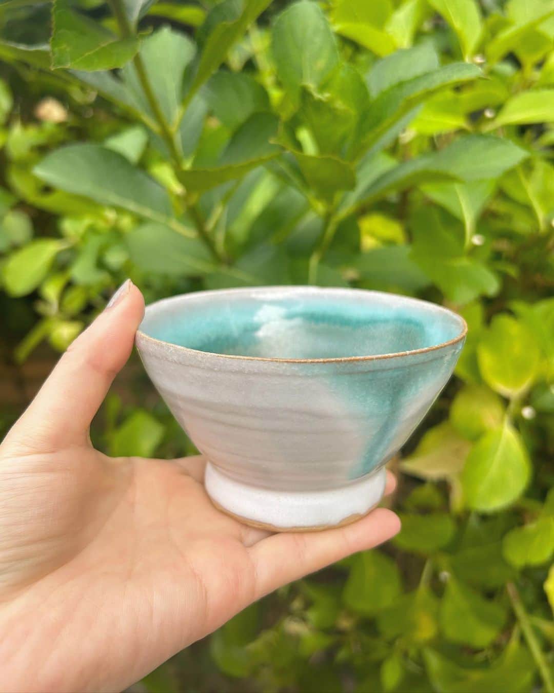 黒沢ともよさんのインスタグラム写真 - (黒沢ともよInstagram)「新緑白雪お茶碗🌿  直径は13センチくらいのめしわんです🐻‍❄️ この組み合わせも可愛い☺︎ リピしたい釉薬の組み合わせになりました。  #陶芸 #うつわ好き #うつわのある暮らし #うつわ好きと繋がりたい #茶碗 #飯碗 #tableware #bowl #minibows #白い器」6月27日 15時44分 - tomoyo_kurosawa_official_