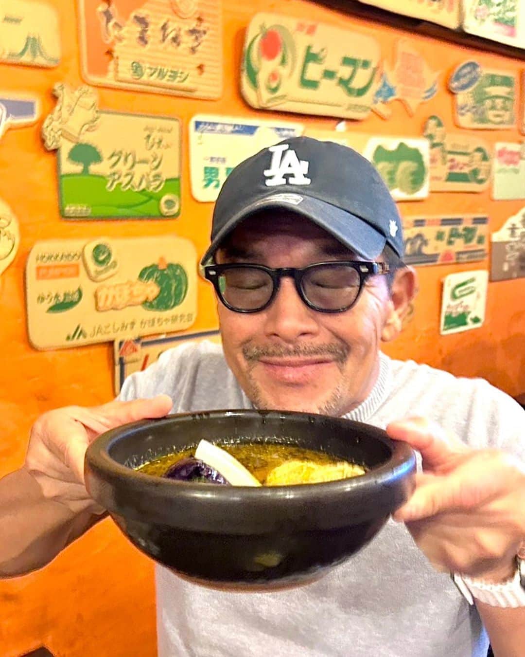 榊原信行さんのインスタグラム写真 - (榊原信行Instagram)「北海道グルメ旅の最後はスープカレーにしました！ とにかく沢山のスープカレー屋さんがひしめき合うすすきのですが、私がオススメするのは野菜の産地にこだわり、全国各地から野菜を仕入れて食べさせてくれる“Kanakoのスープカレー屋さん”です。 私は定番のランチメニュー“やわらかチキン”を食べましたよ！ やっぱり、デラうまでした！ 最高！  Soup curry is the last of our Hokkaido gourmet trip! There are many soup curry restaurants in Susukino, an entertainment district in Sapporo City, Hokkaido, but my recommendation is "Kanako's Soup Curry Shop", which is particular about vegetables and purchases vegetables from all over Japan. I ate the standard lunch menu "soft chicken"! It was "Dera-uma“! Awesome!!  #Kanakoのスープカレー屋さん #スープカレー #札幌グルメ #北海道グルメ #soupcurry #sapporo #hokkaidou #バラさんの日常🌹 #バラさんオススメグルメ🌹」6月27日 15時50分 - nobu_sakakibara