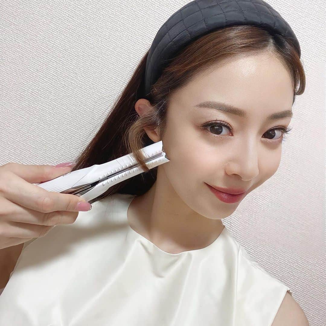 白田久子のインスタグラム：「ReFa BEAUTECH FINGER IRON この充電式コードレス・ヘアアイロン👆🏻 短時間で160℃・180℃の2段階に温まって指先感覚でニュアンスヘアが簡単に作れる優れもの。 小さな子供が居ると1ヶ所に留まる事って難しいじゃないですか(笑) でもこれならコードレスなのでどこに居ても簡単に顔周りクルンッ、ストレート、自在に作れます。 ・ 私の耳横クルンはコレ🧏‍♀️ コンパクトなのでハンドバッグの中や、旅行にも持ち運び可能です。出会えて良かったヘアアイロンです🤍 #ReFa  #リファ  #ReFaタイム  #リファビューテックフィンガーアイロン」