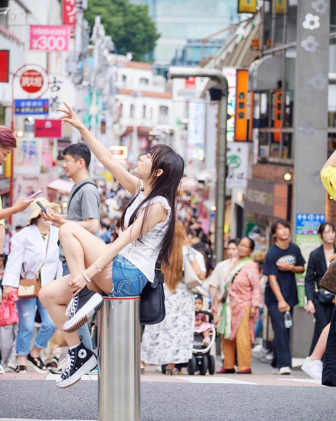 のインスタグラム：「わたしにだけ見えていることがある🫧 きっとあなたにだけ見えていることがあるよ  (ポエムだよ)  #harajuku  #今日の服装 #被写体 #被写体モデル #ポートレートモデル  #オススメアイドル  #インスタグラビア  #ポートレート撮影 #写真好きな人と繋がりたい  #カメラ好きと繋がりたい  #ロングヘア #japanesegirl #kawaii」