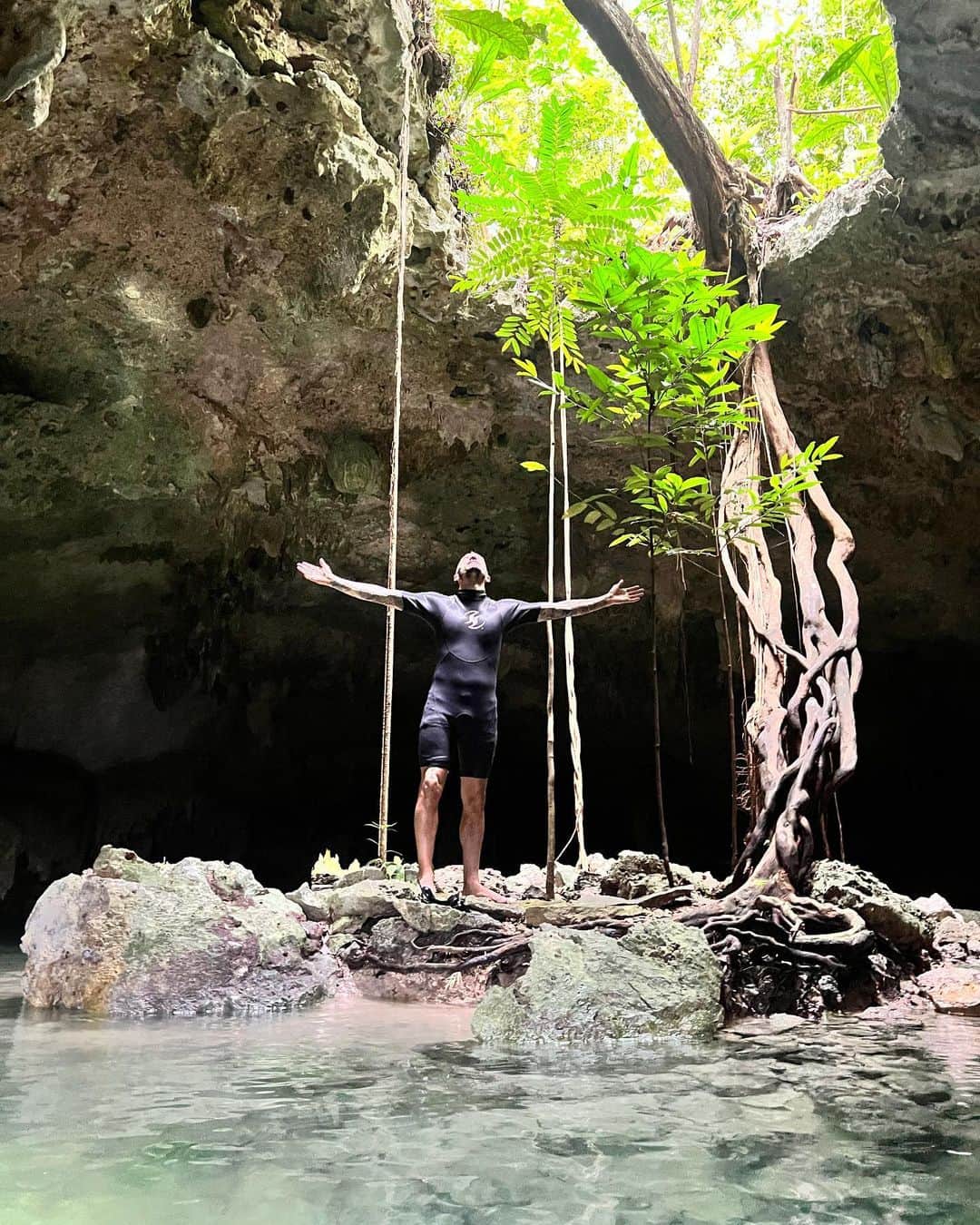 マヌエル・ランシニさんのインスタグラム写真 - (マヌエル・ランシニInstagram)「Hermosa experiencia 🫶🏽❤️ #cenotepetcemetery #cenotesacactun」6月27日 10時30分 - manulanzini