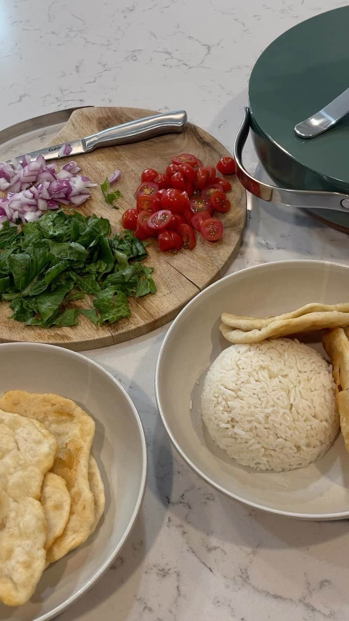 ケイラ・フィリップスのインスタグラム：「Taco night and my favorite cookware from @caraway_home. Right now, everything on their site is 10% off so click the link in my bio and shop shop shop 👩🏽‍🍳🌮」