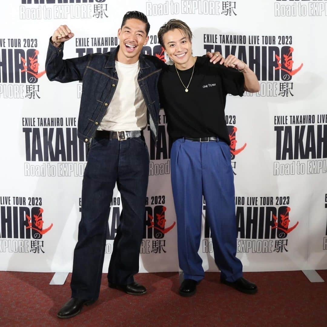 AKIRAさんのインスタグラム写真 - (AKIRAInstagram)「先日   『EXILE TAKAHIRO LIVE TOUR "TAKAHIRO 道の駅 2023" ～Road to EXPLORE～』  ファイナルin 山口に行かせていただきました✨  "EXILE TAKAHIRO"はもちろん、、、  "Artist TAKAHIRO" そして "漢TAKAHIRO"を感じれた最高なLIVEでした 🔥🔥🔥  TAKAHIROの繰り出す世界観は　 TAKAHIRO一人の魅力だけでなく  バンドメンバー、スタッフの皆さん そこに存在する 全ての方々がTAKAHIROをリスペクトして 創り上げられているような、、、 そんな愛あるワンチームな空間を感じました💫  その先に、 ファンの皆様の心に届く温かい歌と音楽、、、  愛とエネルギーと優しさが詰まった 最高のLIVEでした💫  20年近く共にしていますが 今もこうして沢山の刺激をもらえる仲間がいることは 本当に素晴らしいなと思いました‼️  TAKAHIRO お疲れ様でした‼️  そして、 これからも二人三脚で 盛り上げてまいりましょう 🤝🔥🔥🔥  武道館にも必ず遊びに行きます 🔥🔥🔥  10周年おめでとう㊗️✨✨✨  #EXILETAKAHIRO #道の駅 #山口 #ソロ10周年 #EXPLORE #武道館」6月27日 10時33分 - exileakira_official