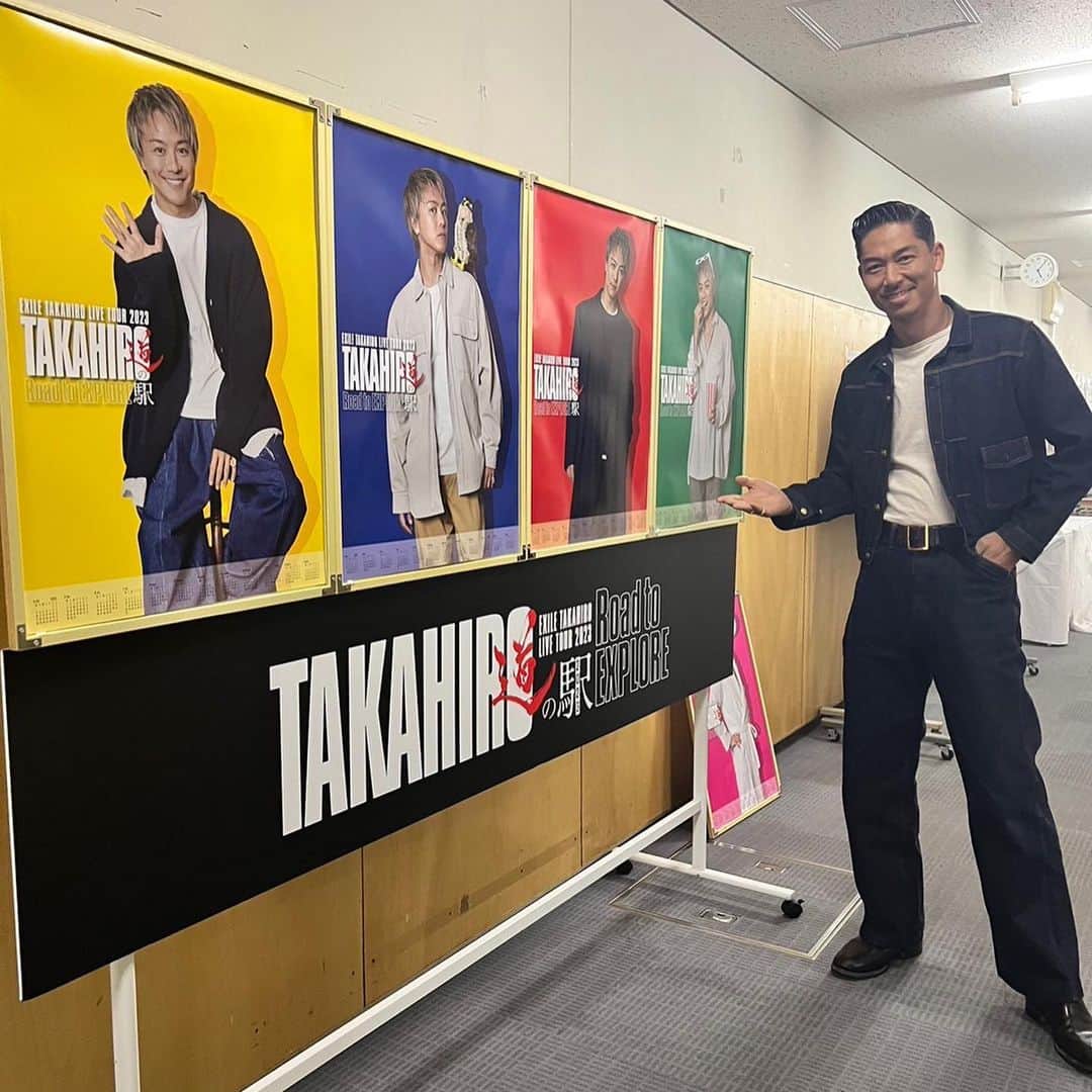 AKIRAさんのインスタグラム写真 - (AKIRAInstagram)「先日   『EXILE TAKAHIRO LIVE TOUR "TAKAHIRO 道の駅 2023" ～Road to EXPLORE～』  ファイナルin 山口に行かせていただきました✨  "EXILE TAKAHIRO"はもちろん、、、  "Artist TAKAHIRO" そして "漢TAKAHIRO"を感じれた最高なLIVEでした 🔥🔥🔥  TAKAHIROの繰り出す世界観は　 TAKAHIRO一人の魅力だけでなく  バンドメンバー、スタッフの皆さん そこに存在する 全ての方々がTAKAHIROをリスペクトして 創り上げられているような、、、 そんな愛あるワンチームな空間を感じました💫  その先に、 ファンの皆様の心に届く温かい歌と音楽、、、  愛とエネルギーと優しさが詰まった 最高のLIVEでした💫  20年近く共にしていますが 今もこうして沢山の刺激をもらえる仲間がいることは 本当に素晴らしいなと思いました‼️  TAKAHIRO お疲れ様でした‼️  そして、 これからも二人三脚で 盛り上げてまいりましょう 🤝🔥🔥🔥  武道館にも必ず遊びに行きます 🔥🔥🔥  10周年おめでとう㊗️✨✨✨  #EXILETAKAHIRO #道の駅 #山口 #ソロ10周年 #EXPLORE #武道館」6月27日 10時33分 - exileakira_official