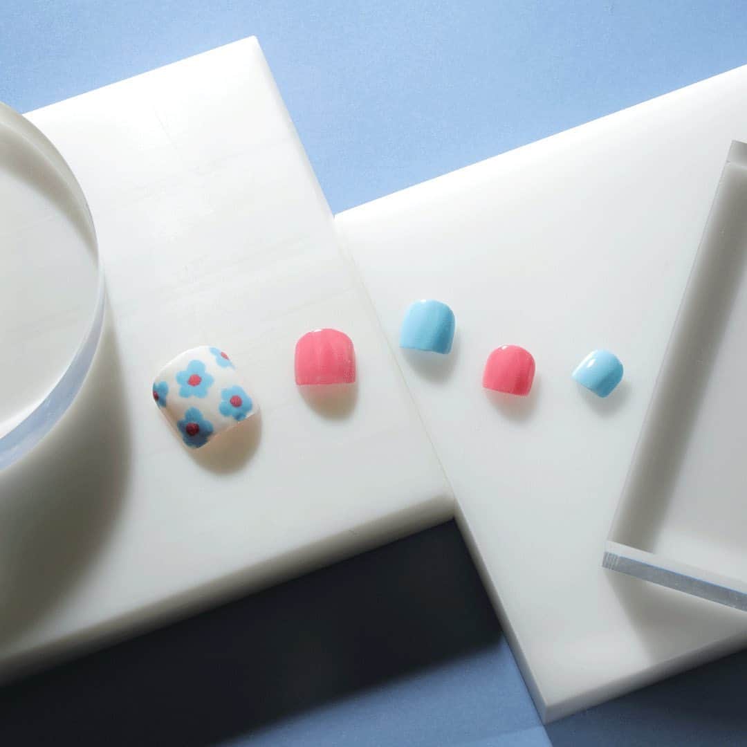 MARY QUANT officialのインスタグラム：「- MARY QUANT NAIL CATALOGUE 2023 今回はフットネイルをご紹介！ - 日差しに映えるカラーや 抜け感のあるデザインなど 夏にぴったりのネイルデザインをご紹介 指先までお気に入りをまとってHAPPYに！ - #ネイルポリッシュ - Howtoや使用カラーはプロフィールのURLより オンラインショップをCHECK！ - #MARYQUANT #マリークヮント #フットネイル #ネイル #ネイルポリッシュ #ネイルカラー」