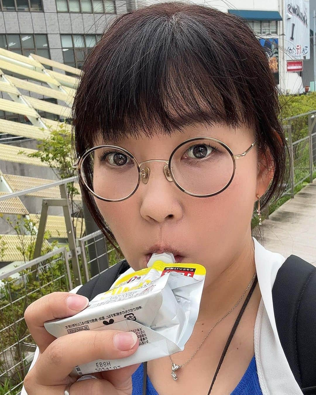 松井理子のインスタグラム：「撮影行ってきますー。  昨日は久々に缶チュウハイ的なの飲んで、 やっぱり帰ってから頭痛くて死んでしまいましたが、  朝は何とか復活。  栄養取れそうな、胃に優しそうなビタミンみたいな味のやつを摂取したくて久々に #ウィダーイン 飲んだ。  想像通りの味で満足ちゃん💕  #お声がけ #覚えててくれてありがとう #撮影 #不妊治療」