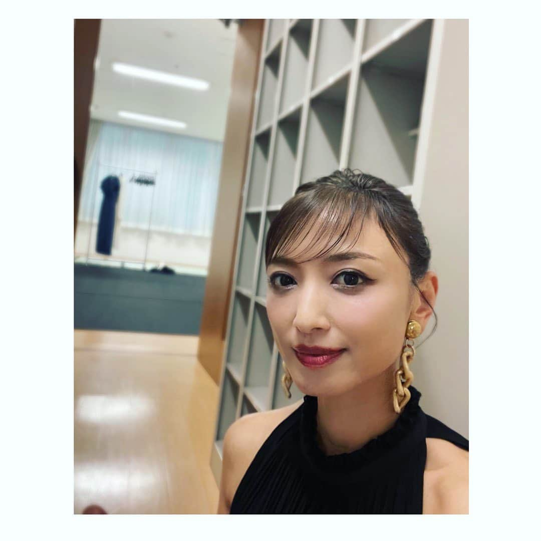 望月理恵さんのインスタグラム写真 - (望月理恵Instagram)「映画祭の司会のお仕事してきました。 久しぶりのドレスアップ！  たくましい腕が丸見えでした💦 しかも日焼けしすぎてて みんなに驚かれてました。  もちろん普段の日焼け、ゴルフ など要因はありますが、、 私、元々白くないんですよ！！笑 しかもケアしてないもん！笑 自慢するところじゃないですね。 気をつけます。  そして、 映画祭の話は次の投稿で。  司会としてですが、この映画祭に 携わることが出来て幸せです。  #ショートフィルムフェス  #2023」6月27日 11時00分 - mochiee28