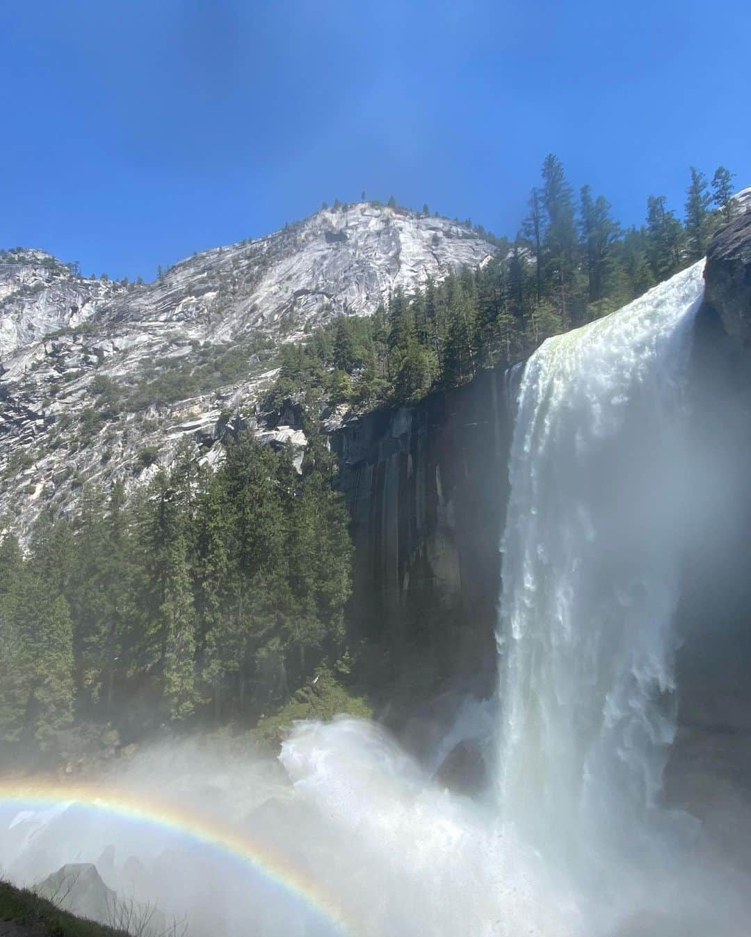 ベス・ロッデンさんのインスタグラム写真 - (ベス・ロッデンInstagram)「Waterfalls in full force 💦🏞️」6月29日 1時25分 - bethrodden