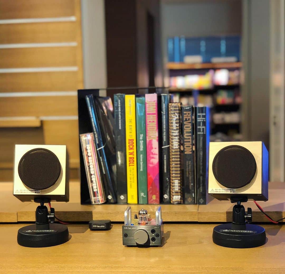 のインスタグラム：「【先行販売開始のご案内】  ハンドメイドオーディオメーカー〈MHaudio〉 真空管アンプMHaudio UA-1「バイブレーション仕上げ」の受注販売を開始致します。  真空管というノスタルジックでありながら音にこだわった電子デバイスを使用し、本物の真空管の音とオーディオアンプらしい本格的なフォルムと造りとを、コンパクトで実用的なサイズに凝縮した真空管アンプです。音色の良さだけでなく、その造形の立体感、存在感、触り心地は、音楽を聴く道具にとどまらない楽しさを感じていただけます。 代官山 蔦屋書店では実際にご試聴いただけます。  展開場所:代官山蔦屋書店1号館2階音楽売場 営業時間: 9:00-20:00  製品名:MHaudio UA-1（バイブレーション仕上げ） 販売価格 85,800円（税込）」