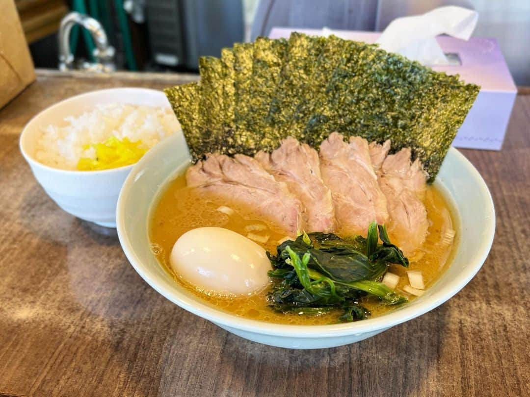 SUSURUさんのインスタグラム写真 - (SUSURUInstagram)「ラーメンチョップ、略してラーチョ。 豚骨が前に出つつもバランスの良い豚骨醤油味でうまいです。 #susuru_tv #ラーメンチョップ #西武柳沢 #東京 #特製ラーメン #ライス #キャベチャー #うまい  #ラーメン #らーめん #ramen #ラーメン部 #ramennoodles #毎日ラーメン生活 #麺スタグラム #japaneseramen #japanramen #foodstagram #foodie #noodles #instanoodle #instaramen #instafood #冬季やラーメン #家系ラーメン」6月27日 11時04分 - susuru_tv