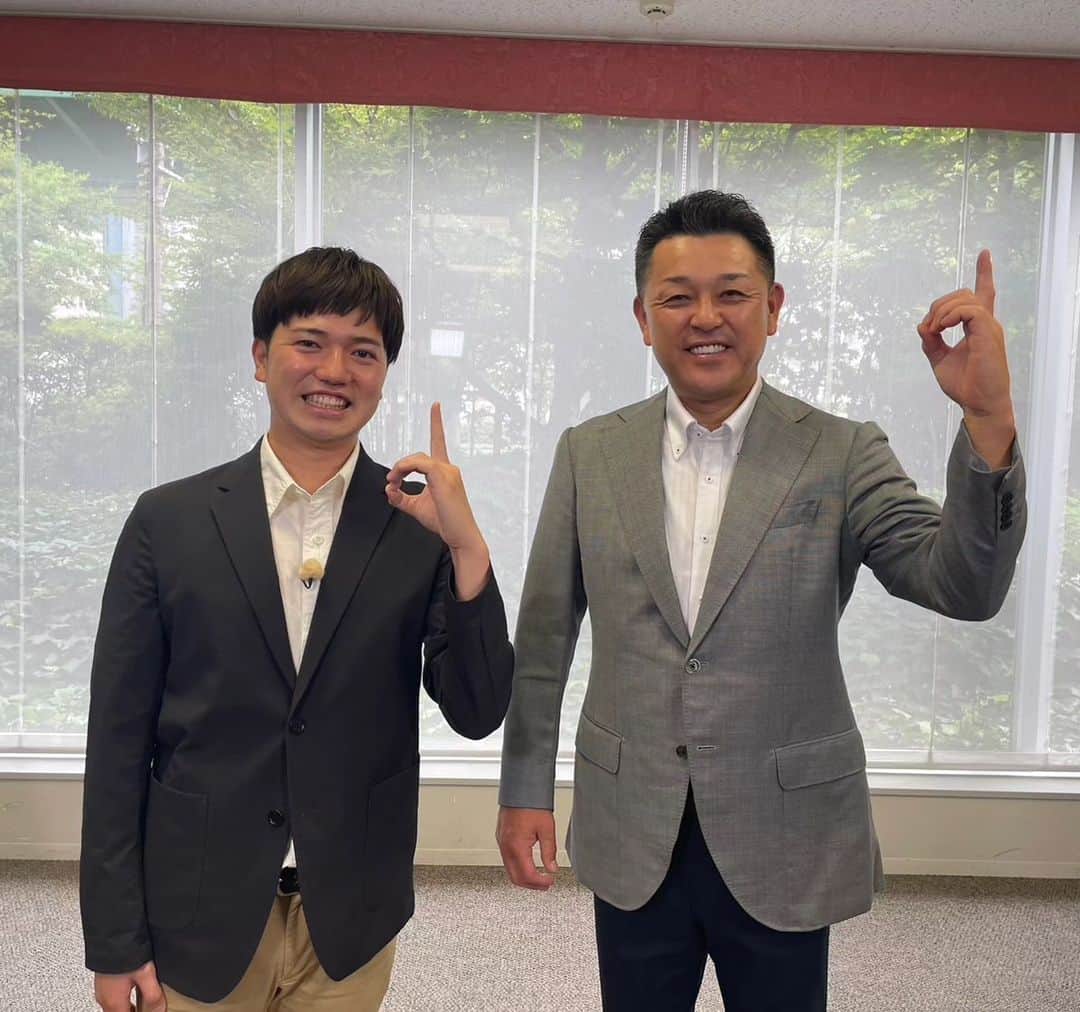 島貫凌のインスタグラム：「二週連続で #谷繁元信さん のインタビューをお送りしました。#ドラゴンズ を斬る！いかがでしたか？ インタビュー中、谷繁さんの愛ある提言に、じんわりと聞き入っていました。 「悔しさを持ち続ける」「切り替えて、自分に足りないものを考える」「行動に移す」「長所を伸ばす」などなど…。 ドラ戦士たちはもちろん、自分自身にも言えることだなぁ…と勝手に心に響いていました(笑)谷繁さんありがとうございました！選手たちの活躍をみて、自分も頑張ります！🦾がんばれドラゴンズ！！ #谷繁元信 さん #中日ドラゴンズ #ドデスカ ！ #メーテレ #アナウンサー #島貫凌」