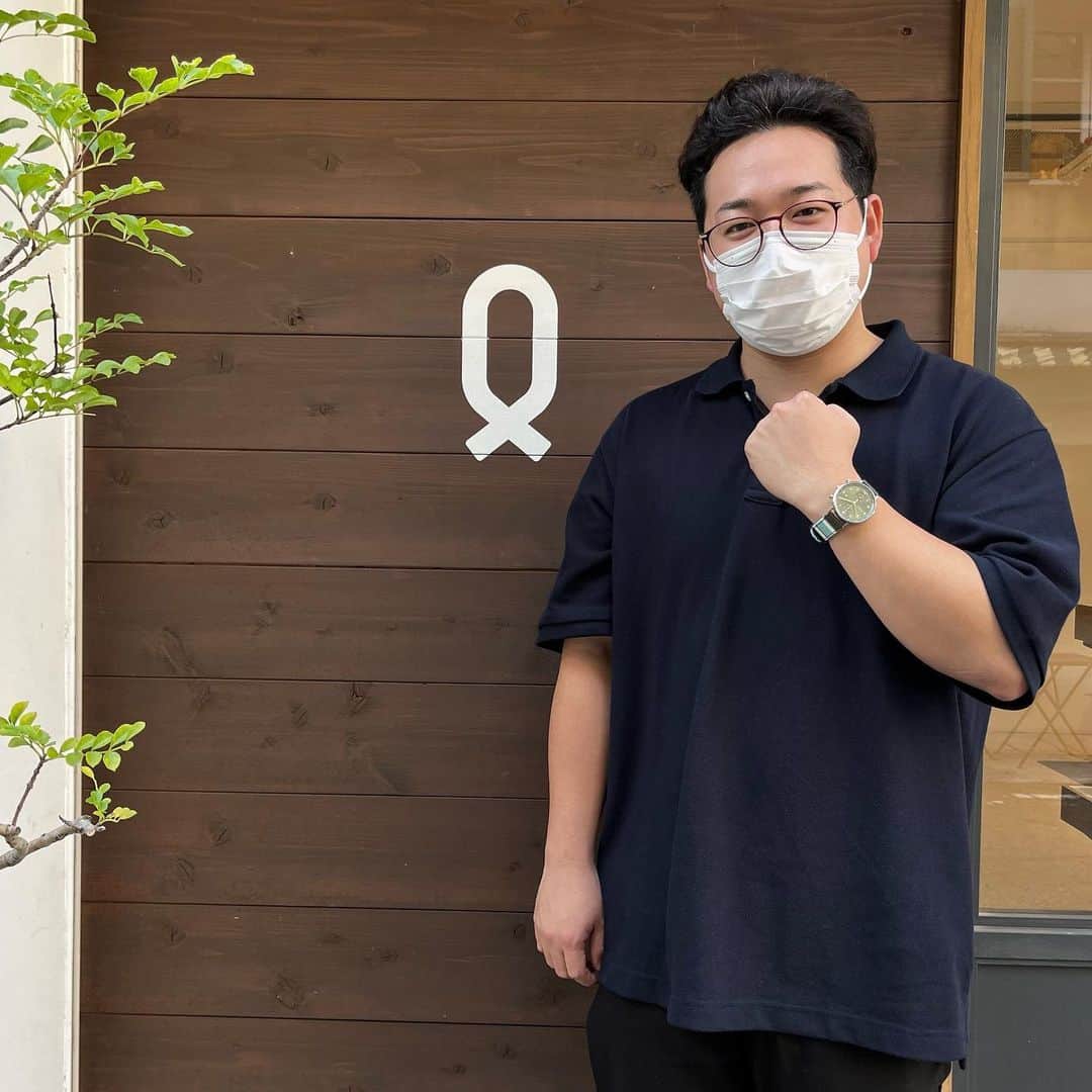 Maker's Watch Knotのインスタグラム：「先日神戸元町ギャラリーショップに ご来店いただき誠にありがとうございます。 ⁡ 視認性が高い数字が入った文字板が印象的なクロノグラフと、カラフルカラーが目を引くマルチカラーのストラップでカスタムして頂きました⌚️✨ ⁡ こちらのストラップは肌にあたる部分は防水レザーですので、これからの季節にマッチしたアイテムでオススメです！ ⁡ 「ON⇔OFFを使い分けたい」と他にグレーのレザーストラップも購入頂き、リストウェアとして楽しんで頂けて嬉しいです☺️ ⁡ 時計、ストラップはカラーバリエーションも豊富です！ ギャラリーショップでは試着もできますので、気になった方はぜひご来店くださいませ。 ⁡ 時計:クロノグラフアラビック（CC-39ASVGN） ストラップ:タケヤリ帆布（STH-18MGNGN） バックル:EB-18SV ⁡ #knotwatch  #watch #wristwatch #madeinjapan #ノット  #時計 #腕時計  #国産時計  #カスタムオーダー  #japantravel  #japantrip #knotwatch  #watch #wristwatch  #madeinjapan #時計 #腕時計 #カスタムオーダー #神戸 #神戸元町 #神戸三宮  #japan  #タケヤリ帆布」