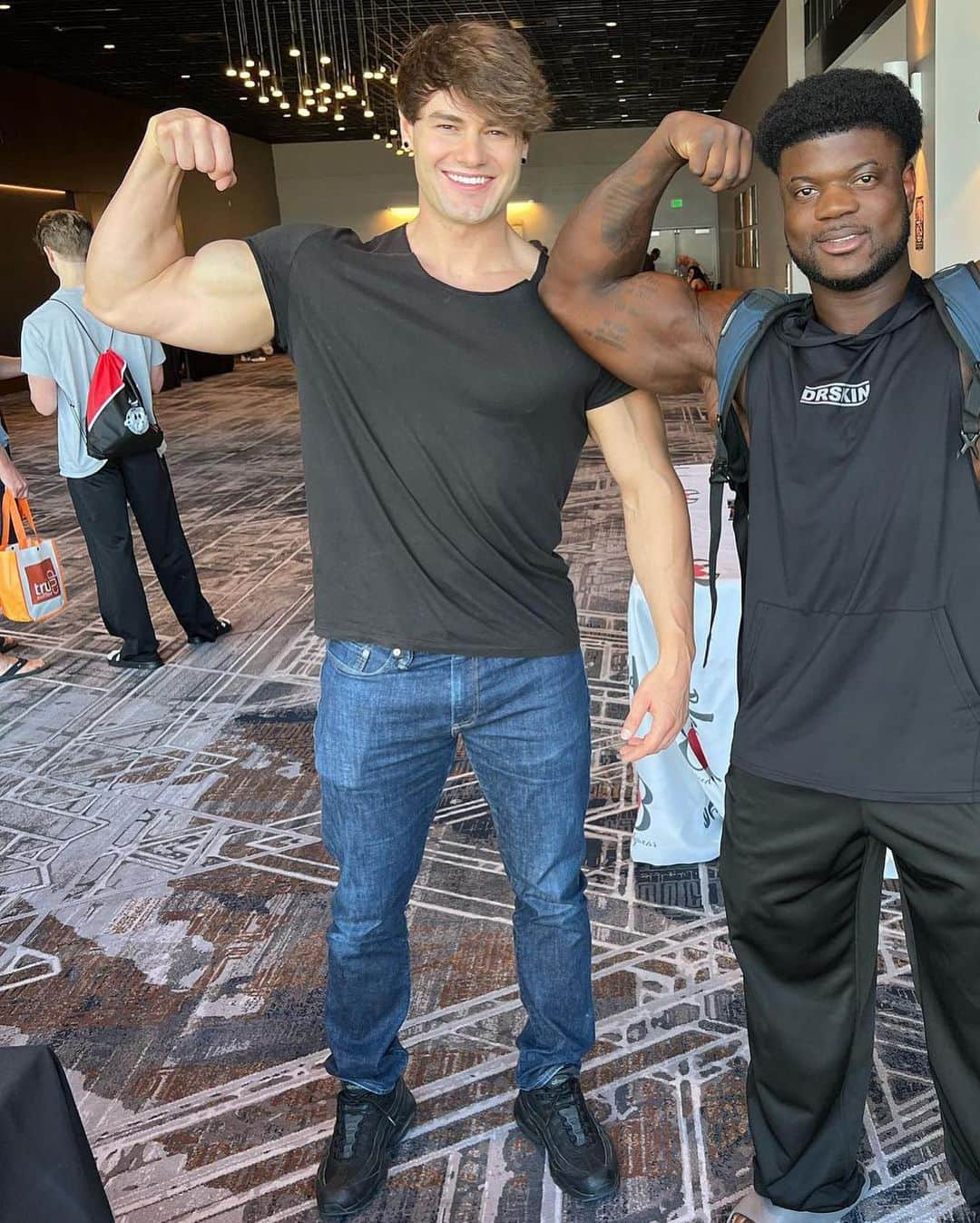 Jeff Seidのインスタグラム：「My life lately 😌  I went to Washington this past weekend to do a meet the pros event & support my dad in a bodybuilding competition. He won the show and I met a lot of wonderful people. Mission accomplished.   Now it’s time to go back to Los Angeles 🫡」