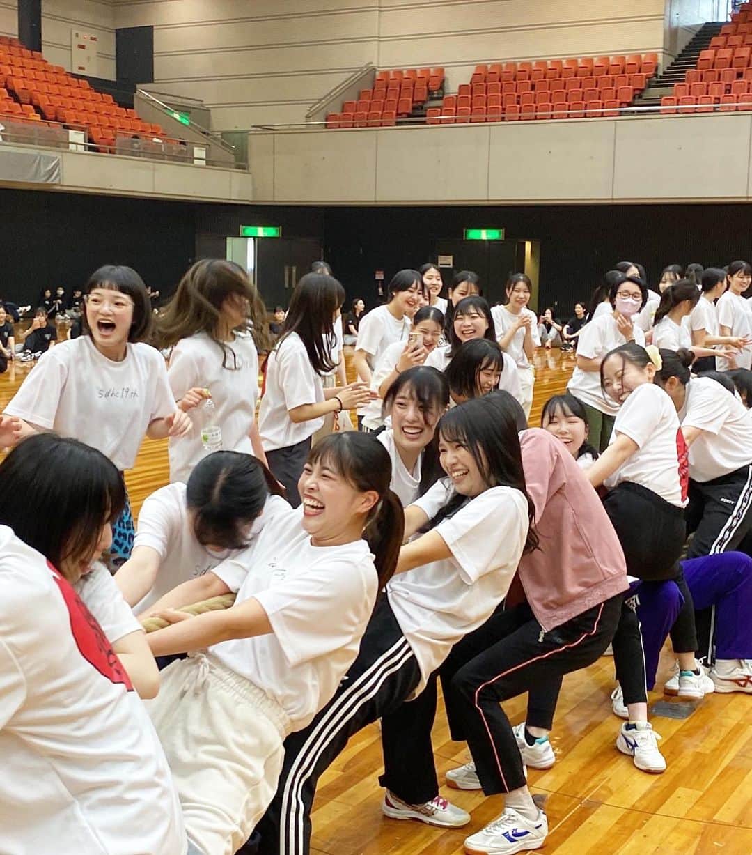 新大阪歯科衛生士専門学校【公式】のインスタグラム：「スポーツ大会✊🔥  2つ目の種目の綱引きでは、 クラスメイトの応援を背に受けて いっそう熱気が高まりましたよ😆」