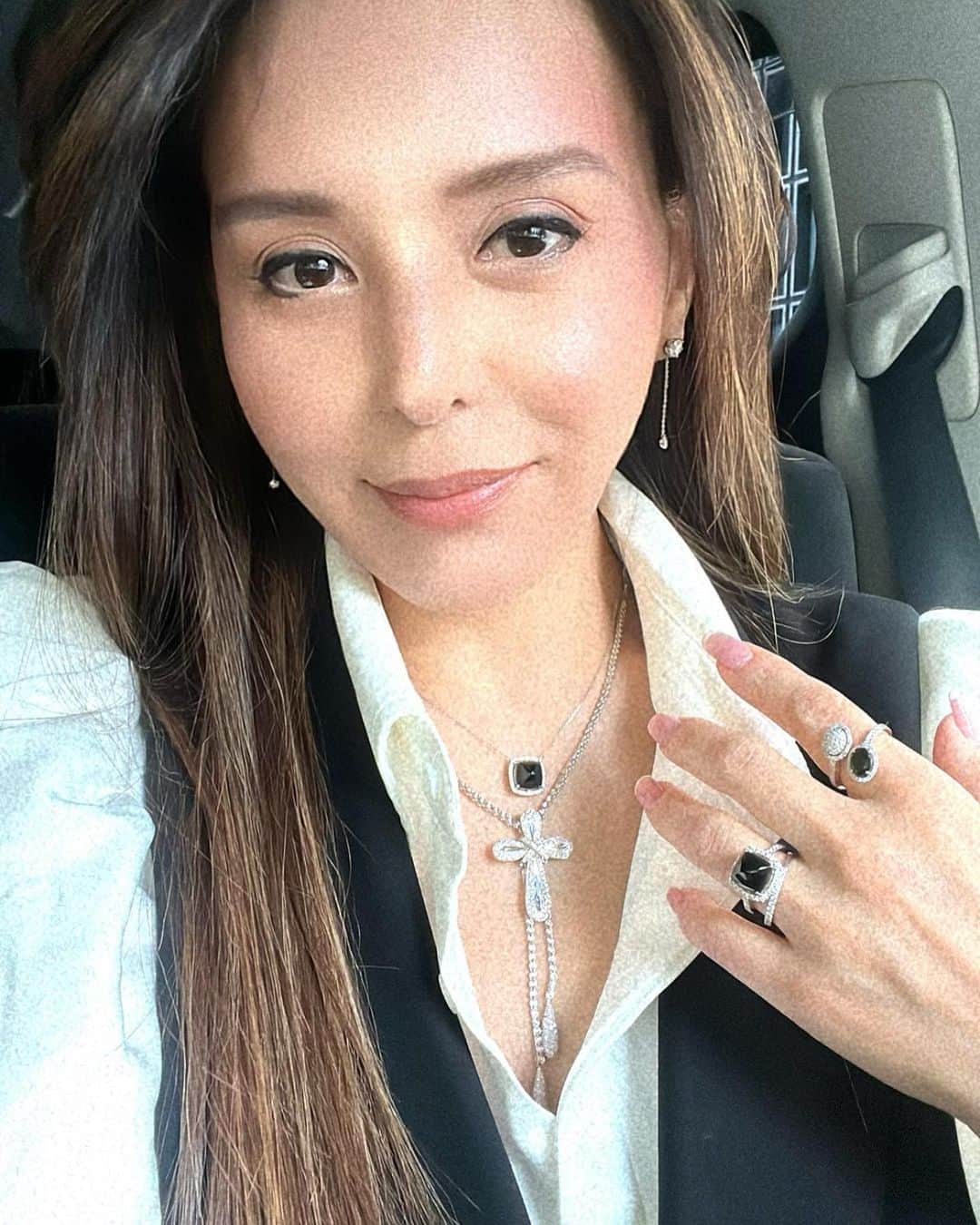 麻美さんのインスタグラム写真 - (麻美Instagram)「Block 6月28日再販致します‼️ . オニキスjewelry ． オニキスは 魔除けの石とも言われ ネガティブな影響から身を守ってくれる パワーストーンです❤️ ． そして ❤️夫婦の幸福❤️ と言う意味を持つ石🪨 ． 日本人は目も髪も黒いのでオニキス とっても似合いますので 是非ーーー💓 ． block ring . オニキス♦︎ 1cm×1cm 4.5ct diamond💎 0.47ct . ¥220.000- . twin block ． オニキス♦︎ 1.05ct diamond💎 0.38ct . ¥230.000- . block ネックレス ． オニキス♦︎ 1cm×1cm  4.5ct diamond💎 ． ¥180.000- . 2点以上のご購入で 10%OFF ． #オニキス #オニキスブラック  #onyx #onyxjewelry  #diamond」6月27日 11時30分 - mami0s