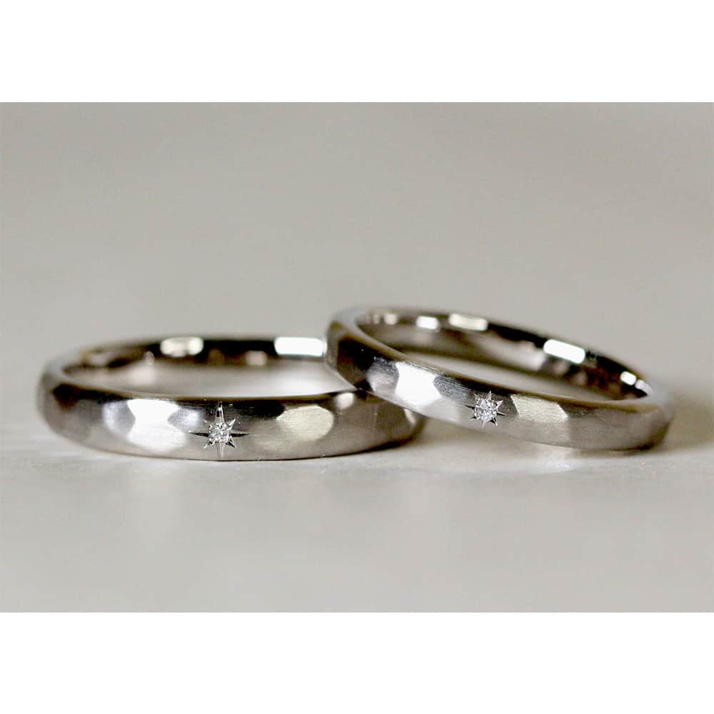 ith / イズ オーダメイド結婚指輪さんのインスタグラム写真 - (ith / イズ オーダメイド結婚指輪Instagram)「リングトップに星の飾り彫りをプラスして、槌目模様の結婚指輪をお仕立てしました。  デザイン選びの決め手は、春にちなんだ槌目模様。  お二人ともお二人とも春生まれということもあり、春の木漏れ日を思わせる槌目模様に、ヘアラインのマット加工を組み合わせています。  女性の指輪は少し幅を細くして、ご本人のしとやかな雰囲気に似合うようアレンジ。お二人らしさ漂うオーダーメイドの結婚指輪が完成しました。  ▽ 指輪について 結婚指輪(男性)：槌目 薫風 Pt950：180,000円〜  結婚指輪(女性)：槌目 薫風 Pt950：160,000円〜  お客様コード：15476  *********************************** ⧉ ith 公式WEB  @ith_marriage アカウントTOPへ 　 ☞ プロフィールURLをタップ  ⧉ 公式ハッシュタグ   ☞ #イズマリッジ   ⧉ 暮らしに寄り添うジュエリー  ith online store ☞  @ith_jewelry   ***********************************  #結婚指輪 #マリッジリング  #関西花嫁 #星 #槌目 #クラフト #カスタマイズ #オーダーメイド #オーダーメイドリング #手仕事 #結婚指輪オーダー #アトリエ #ゴールドリング  #ダイヤモンド #結婚指輪探し #結婚指輪選び #指輪選び #指輪探し #結婚準備 #婚約 #プロポーズ #プレ花嫁  #花嫁準備 #2023秋婚 #2023冬婚  #2024春婚 #2024夏婚 #職人」6月27日 11時35分 - ith_marriage