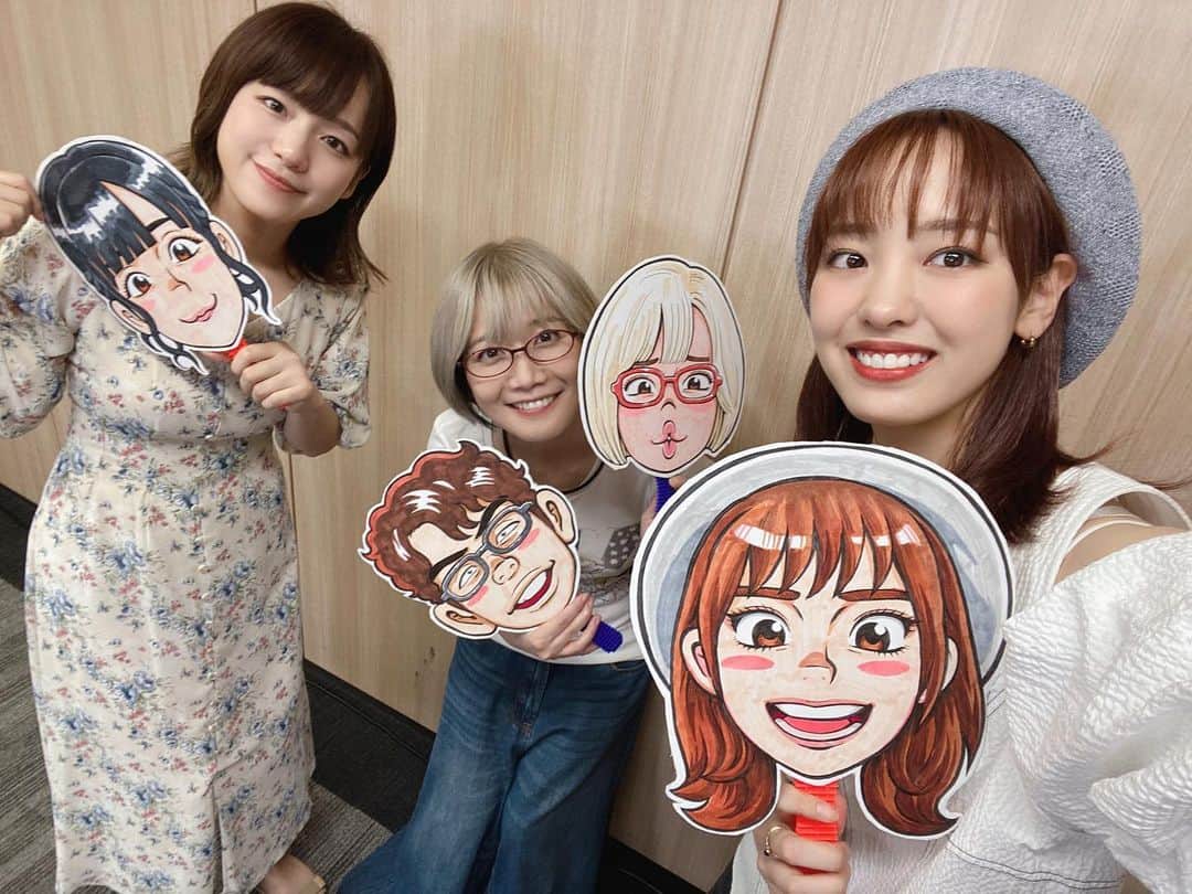 飯窪春菜のインスタグラム：「📚  「飯窪春菜のマンガ一日一冊！」 第5回目の配信は Ｍリーガーの二階堂瑠美さん、瑞原明奈さんをゲストにお迎えしてお届けしました〜☺️  な、なんとこのお二方が出演してくださるだなんて……！ 麻雀好きな友達からも連絡がきて羨ましがられました🤣  お二方とも漫画への愛がすごく、熱量高く語られていてとても楽しかったです😆❤️‍🔥  持っている似顔絵は麻雀漫画を描かれている漫画家のウヒョ助さん（塚脇永久さん）が描いてくださいました！ すごーい！そっくり！嬉しい！！ この似顔絵は今後の配信の時にセットの中にいると思うのでぜひご注目ください〜✊🏻  次回は7月30日20時から配信予定です！ お楽しみに〜☺️🌙  #飯窪マンガ」