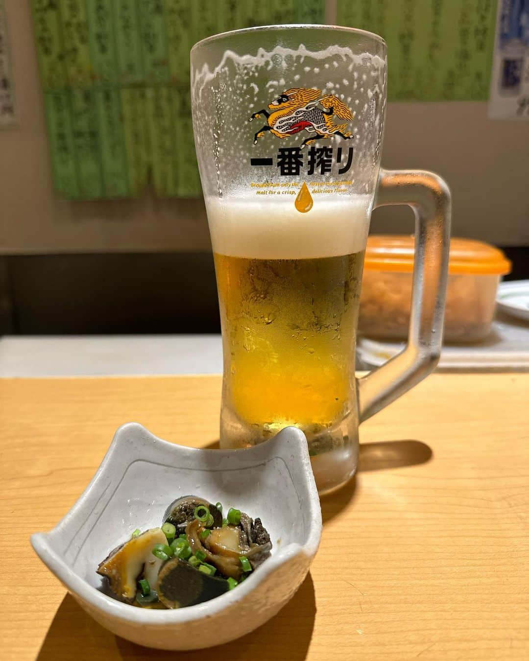 倉本康子さんのインスタグラム写真 - (倉本康子Instagram)「★ 〜ヤッコの酒旅〜 「二代目やっこ」@千葉県船橋市  店名！！！🤣🤣🤣 行かずにはおられず、行ってきました。 東京駅付近で仕事が終わった日に自宅とは逆方向ですが一路船橋へ！  京成船橋駅から徒歩5分程でしょうか お店の看板が見えた時には笑いました🤣  遂に！やっこin二代目やっこ！  ここ、美味しいです！ 大分県から毎日直送の新鮮な海産物！ そして、ご店主の方は大変お忙しいのに、応対もお仕事も丁寧！目まぐるしくお仕事なさる様子はショーを見ているようで、改めてカウンターを予約しておいてよかったぁ！と。  北海道の苫小牧で沢山食べた北寄貝でしたが、お刺身があり、食べたところ、まぁ甘くてジューシー🤩 大分名物の「りゅうきゅう」などなどなどなどを堪能！  １つ、「ほぉ！」となったのが お刺身を食べ終えた後、大根のつまにドレッシングをかけてくださったこと。 大根サラダとして最後まで美味しくいただくことができるの、いいですよね！ 嬉しいサービスでした。  店名のことを伺うと、昔、ご店主のお婆様がお店をされていた場所であり、ご店主がお店をだされる20年以上前に働いていた会社でお豆腐の機械を作られたこと、お店付近がかつて花街だったことから、「二代目やっこ」と名付けられたとのこと。  そして、やはり「やっこ」というニックネームの人はよく来られるとのことでした🤣  私は何人目のヤッコだったんでしょうね？笑 全国の「やっこ」に行ってみたいぞー！笑  NO ALCOHOL, NO LIFE !!  #ヤッコの酒旅 #noalcholnolife #酒場 #居酒屋 #バー #酒旅 #倉本康子 #かんぱいでーす #乾杯でーす #アラフィフファッション #アラフォーファッション #ootd #カジュアルコーデ #fashion #fashioncordinate #izakaya #一食入魂 #魂を感じる店 #一駅一店 #出会いがご縁 #船橋 #千葉県 #京成船橋 #二代目やっこ #初代やっこ #やっこが集う店 #要予約」6月27日 11時44分 - yasuko_kuramoto_yakko